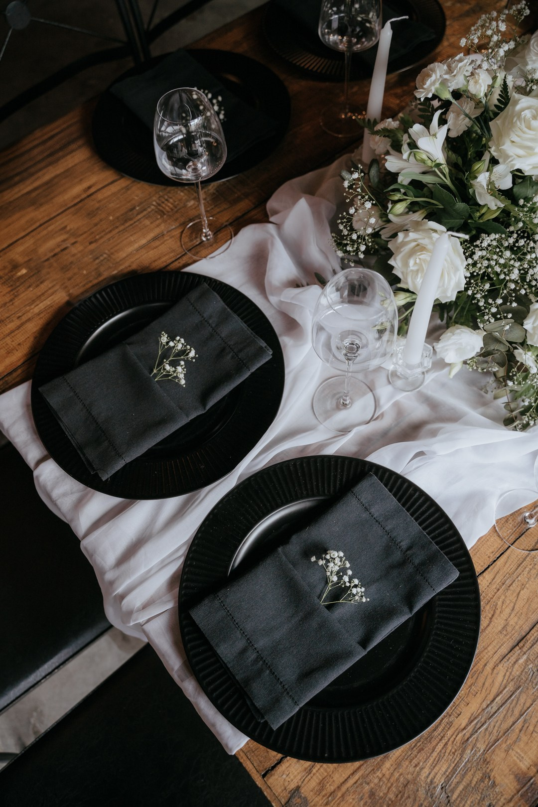 Ayla e Adriano celebraram o amor no Lá Tertúlia, em Belo Horizonte, em um casamento intimista e emocionante. A Edu e Josi Fotografia fotografou momentos reais através de fotos documentais espontâneas e leves.