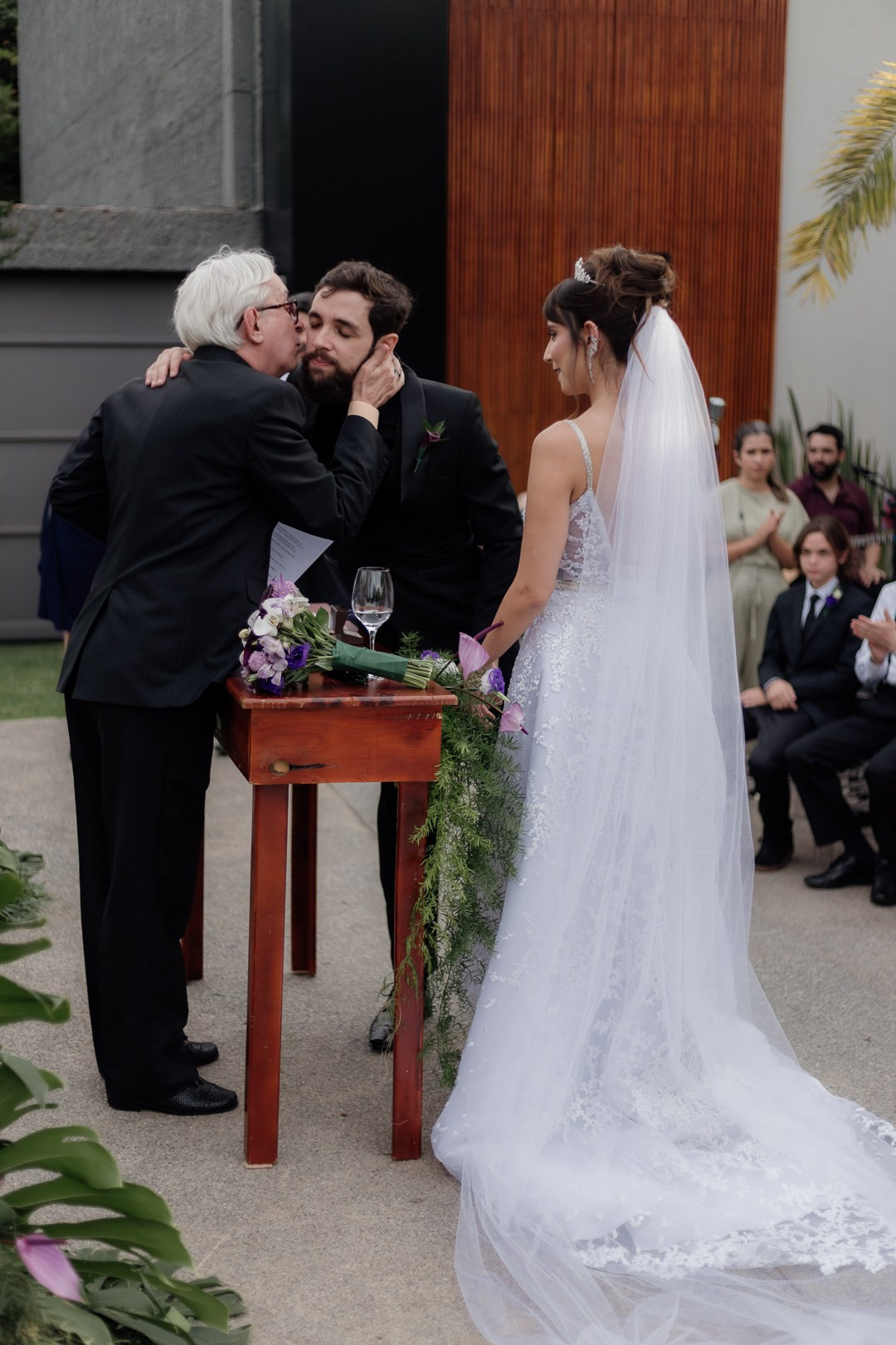 Liac Pampulha em Belo Horizonte foi o cenário escolhido para o casamento documental de Cecília e João, com imagens naturais, elegantes e atemporais registrando cada momento verdadeiro do casal.