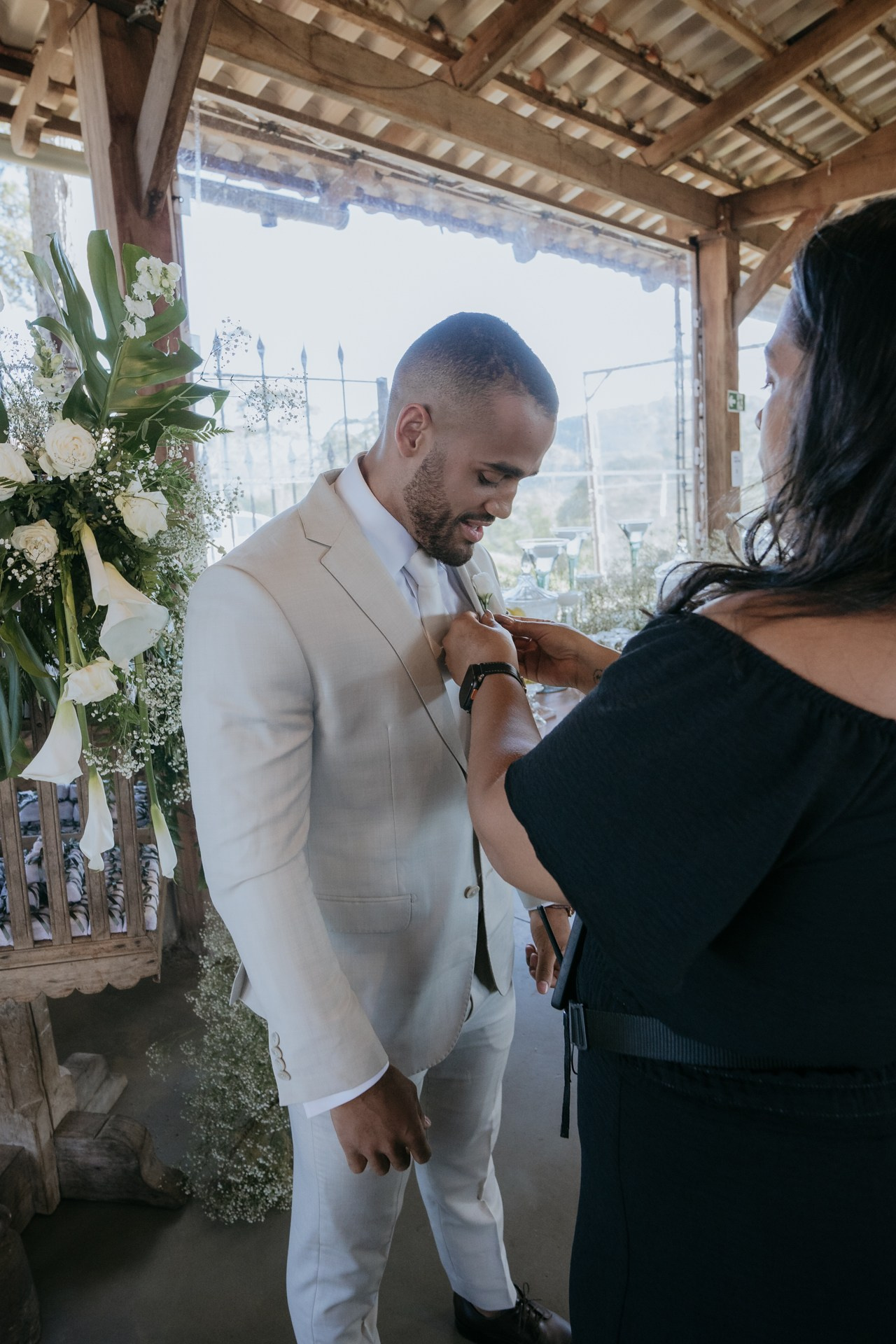 Andressa e Henrique celebraram um casamento documental no Vila Relicário em Minas Gerais registrado pela Edu e Josi Fotografia.
