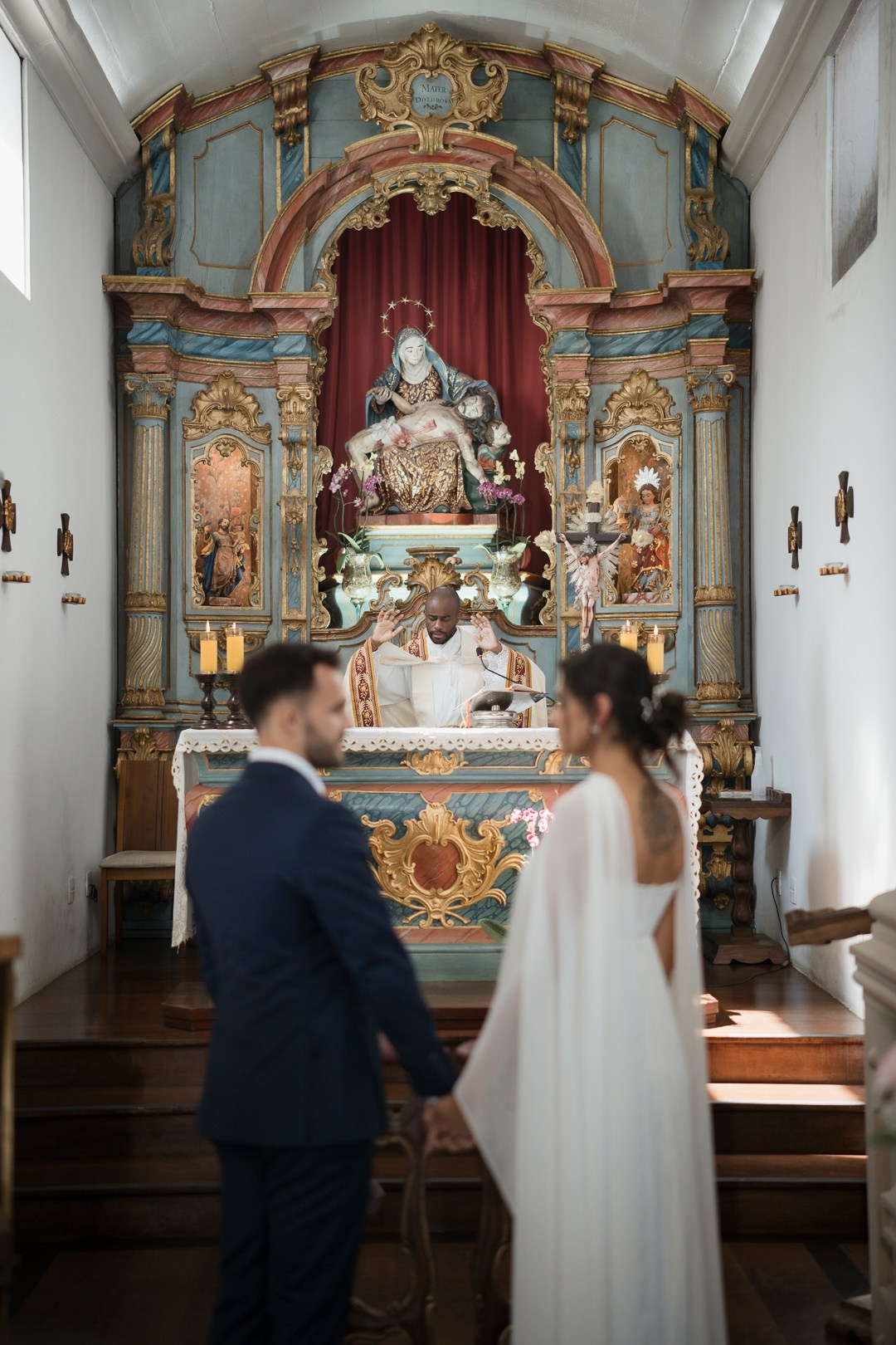 Casamento documental de Julianne e Helder em Minas Gerais com cerimônia religiosa na Serra da Piedade registrada pela Edu e Josi Fotografia.