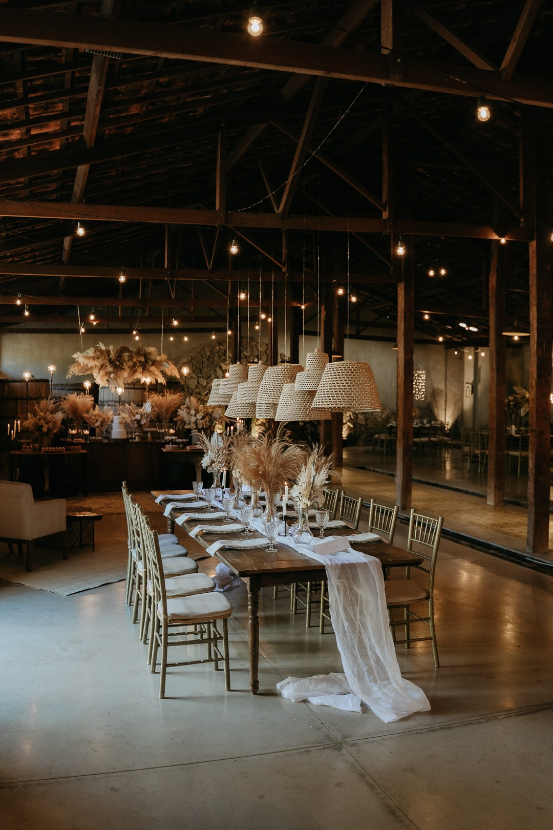 Vivian e Paulo escolheram um casamento boho folk autêntico no Espaço Bodocó, em Betim. A Edu e Josi Fotografia registrou abraços sinceros, emoções reais e uma festa cheia de energia.