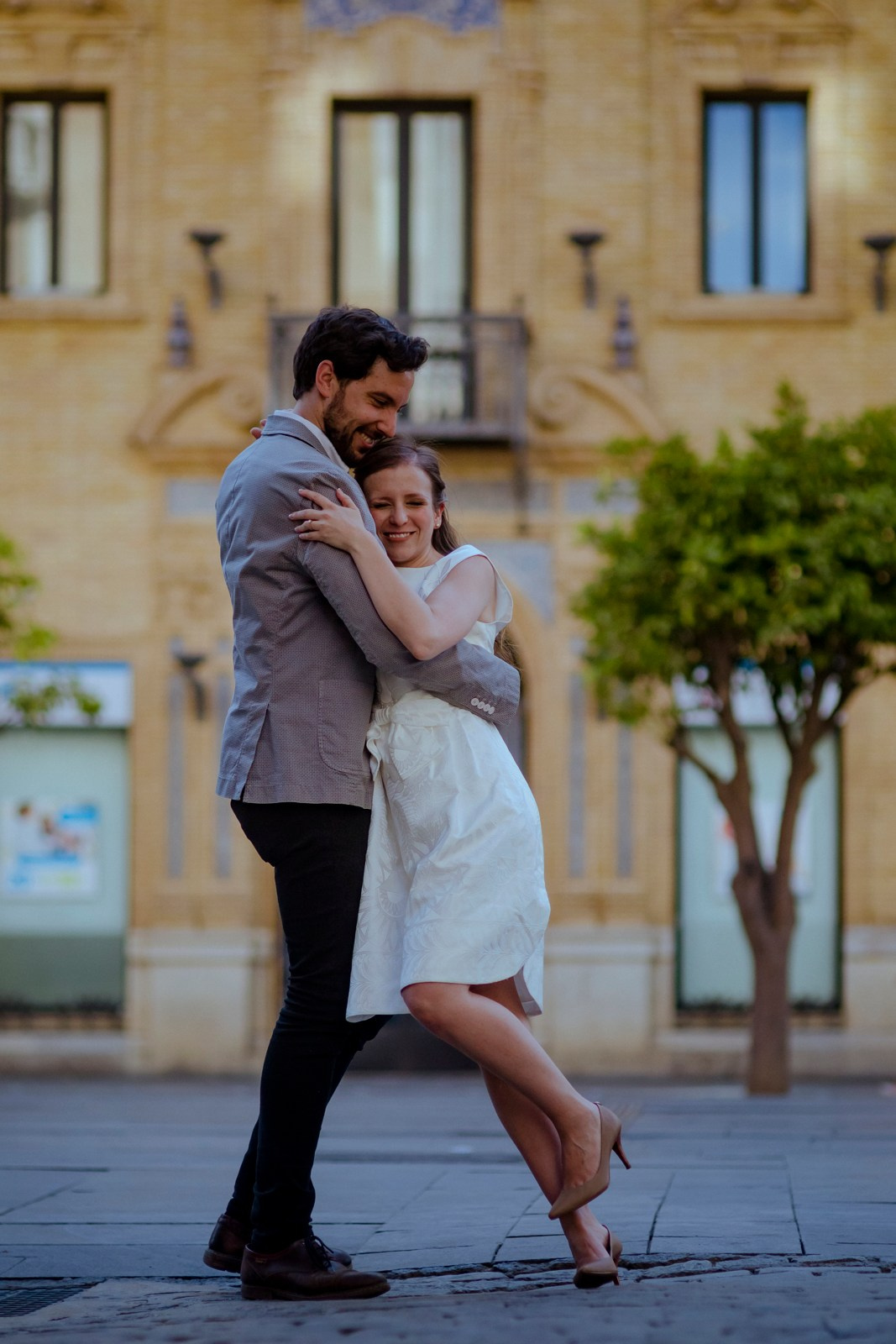 Sesión pre boda por las calles de Sevilla. Fotógrafo de bodas