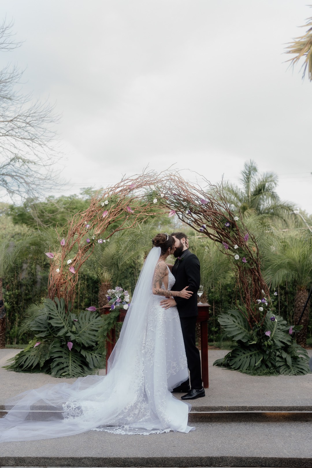 Casamento no Liac Pampulha BH | Cecília e João em um registro documental contemporâneo, valorizando emoções reais, sorrisos espontâneos e momentos únicos compartilhados com amigos e família.