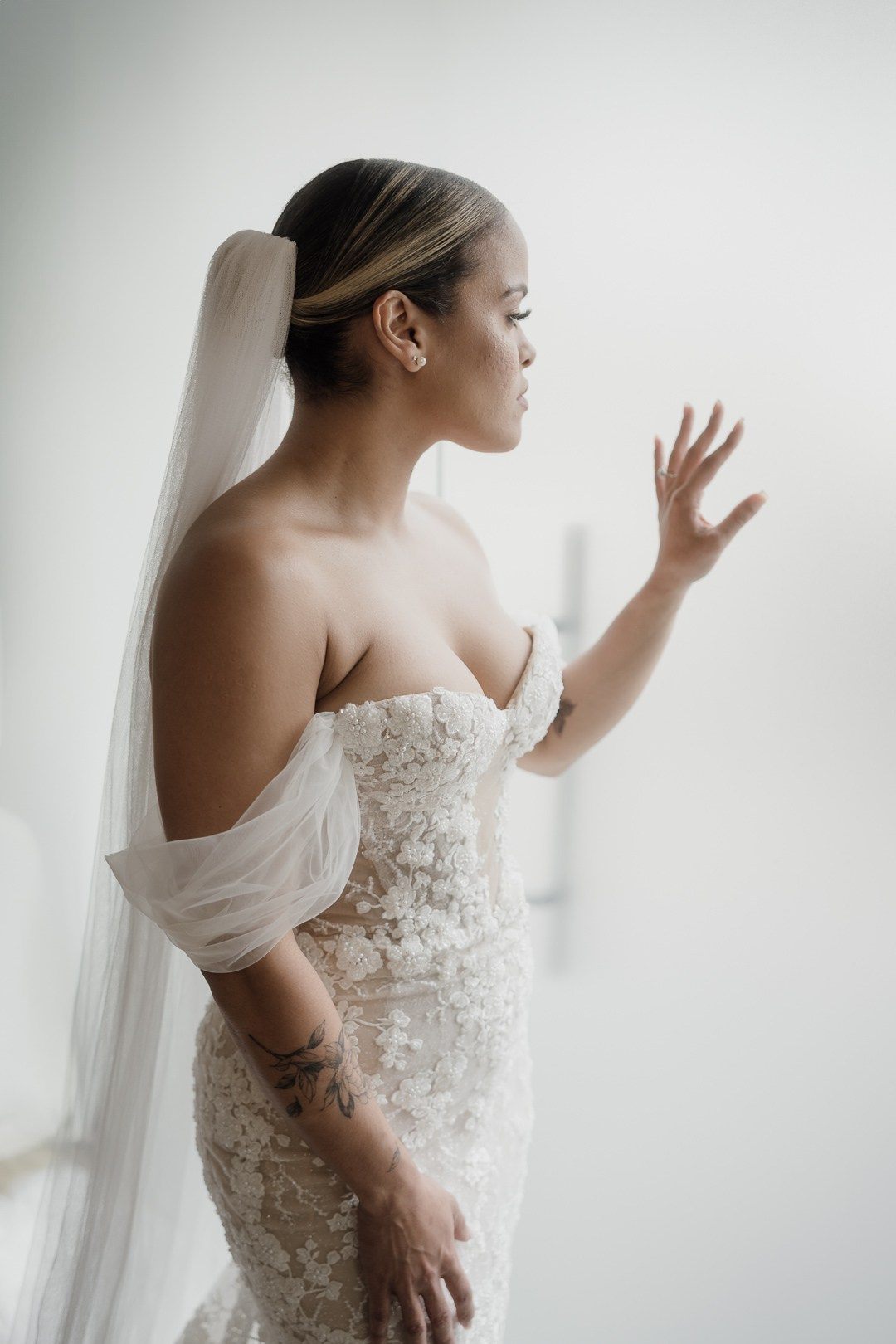 Inga e Jack viveram um casamento elegante no Olaria Eventos em Betim MG com registros autênticos da Edu e Josi Fotografia.