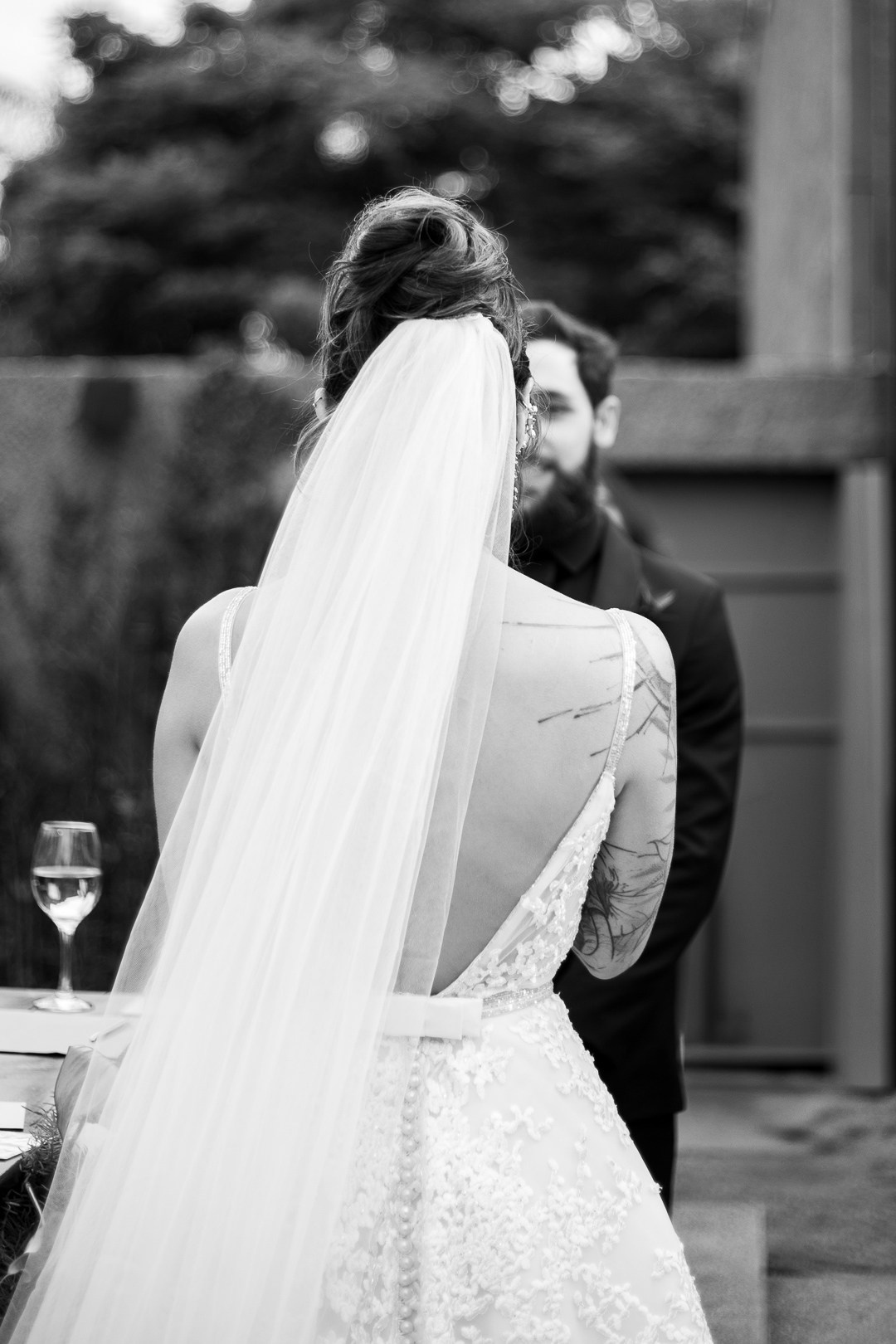 Fotografia de casamento documental no Liac Pampulha, em Belo Horizonte, valorizando momentos reais e emoções sinceras de Cecília e João.
