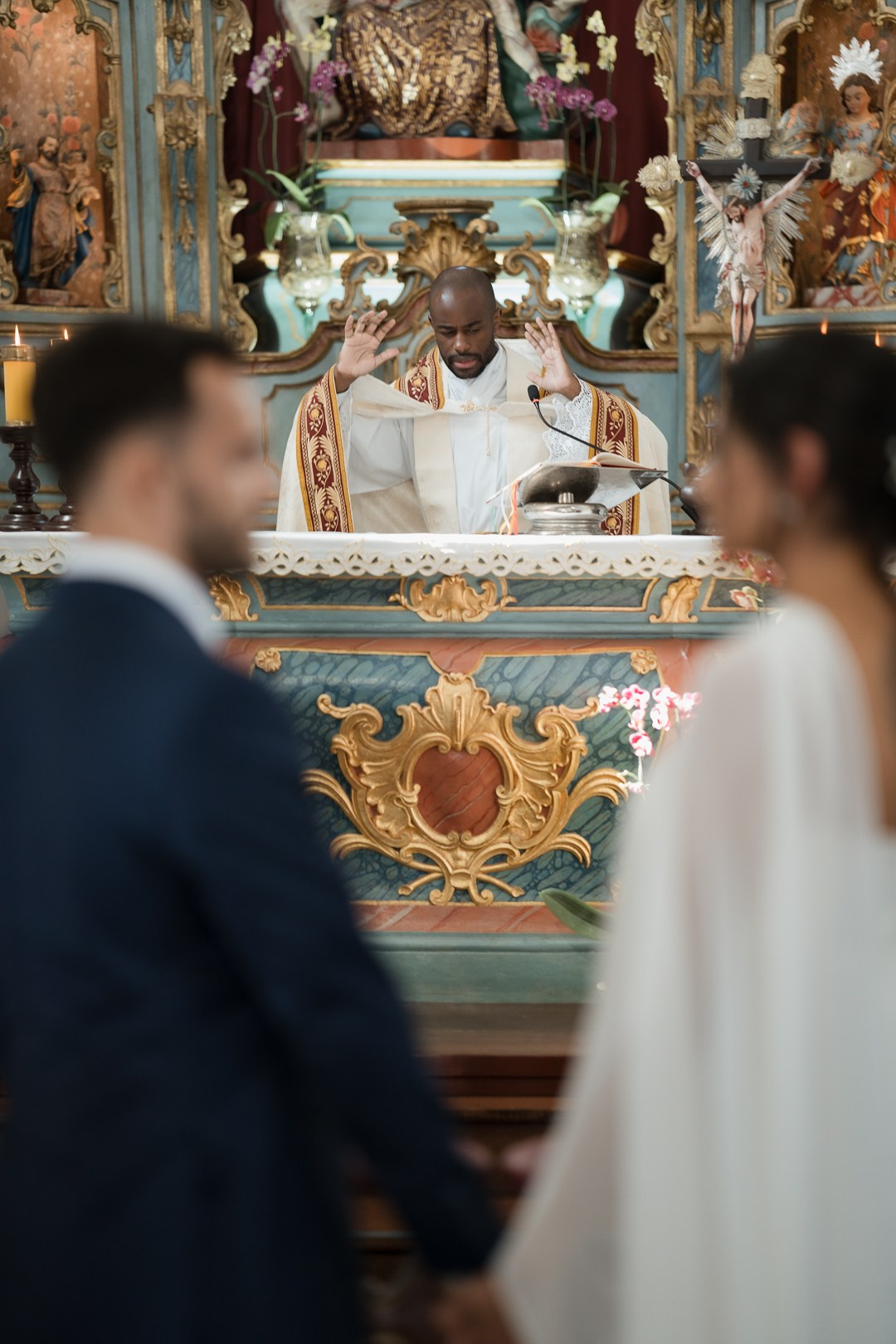 Julianne e Helder celebraram seu casamento na Serra da Piedade com imagens espontâneas e sofisticadas da Edu e Josi Fotografia.