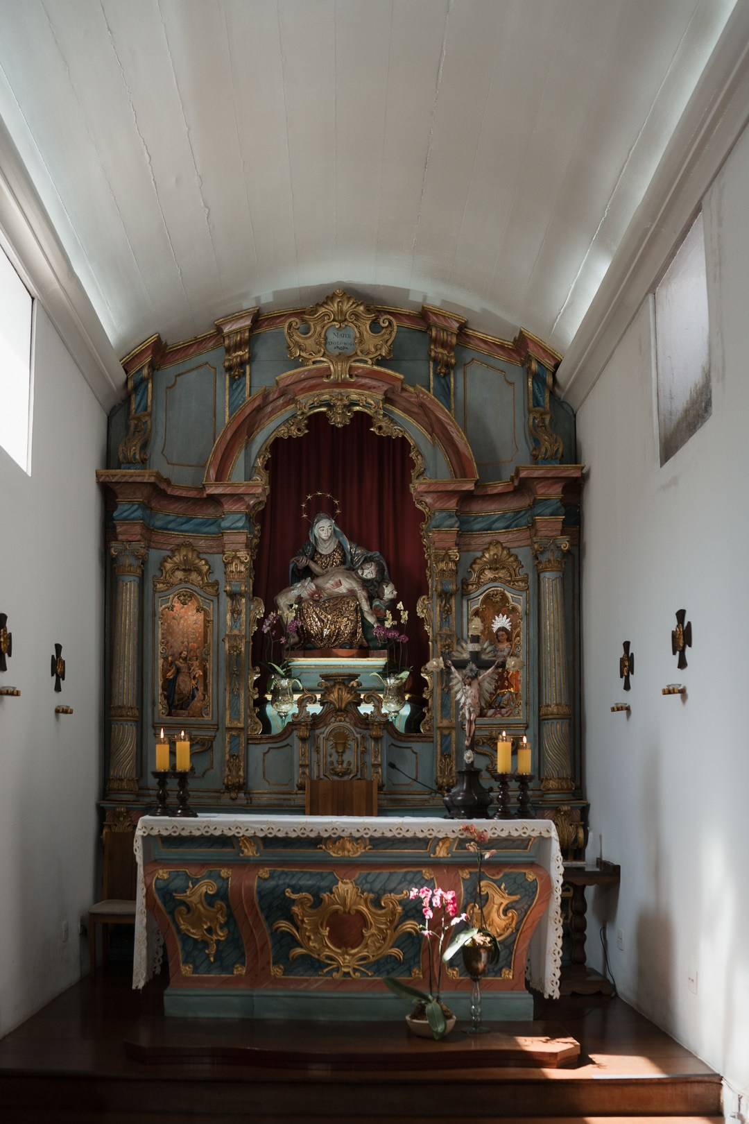 Casamento elegante e intimista de Julianne e Helder na Serra da Piedade com registros espontâneos e emocionantes feitos pela Edu e Josi Fotografia.