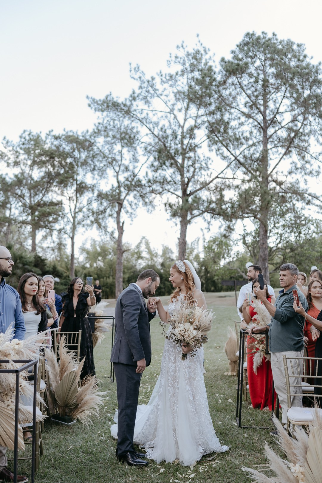 O Espaço Bodocó foi palco do casamento documental de Vivian e Paulo em Betim. Entre referências boho e folk, a Edu e Josi Fotografia registrou um dia leve, intenso e verdadeiro.