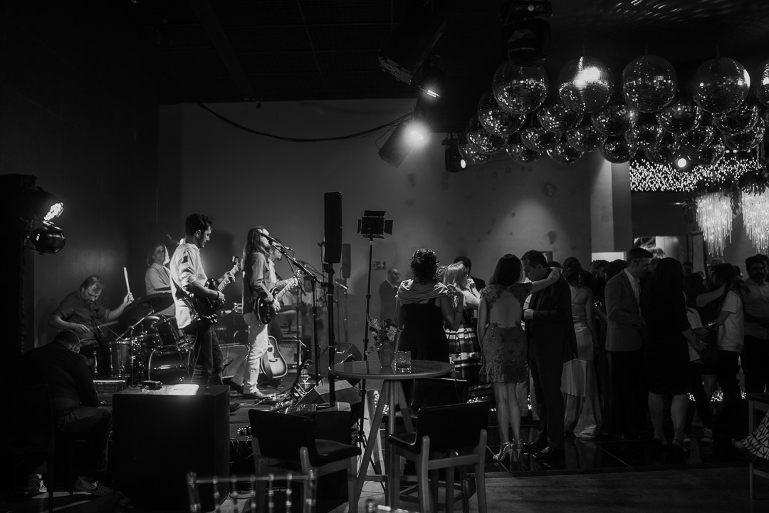 Casamento em BH com Cecília e João no Liac Pampulha, registrado com fotografia documental, direção leve e momentos autênticos cheios de personalidade.
