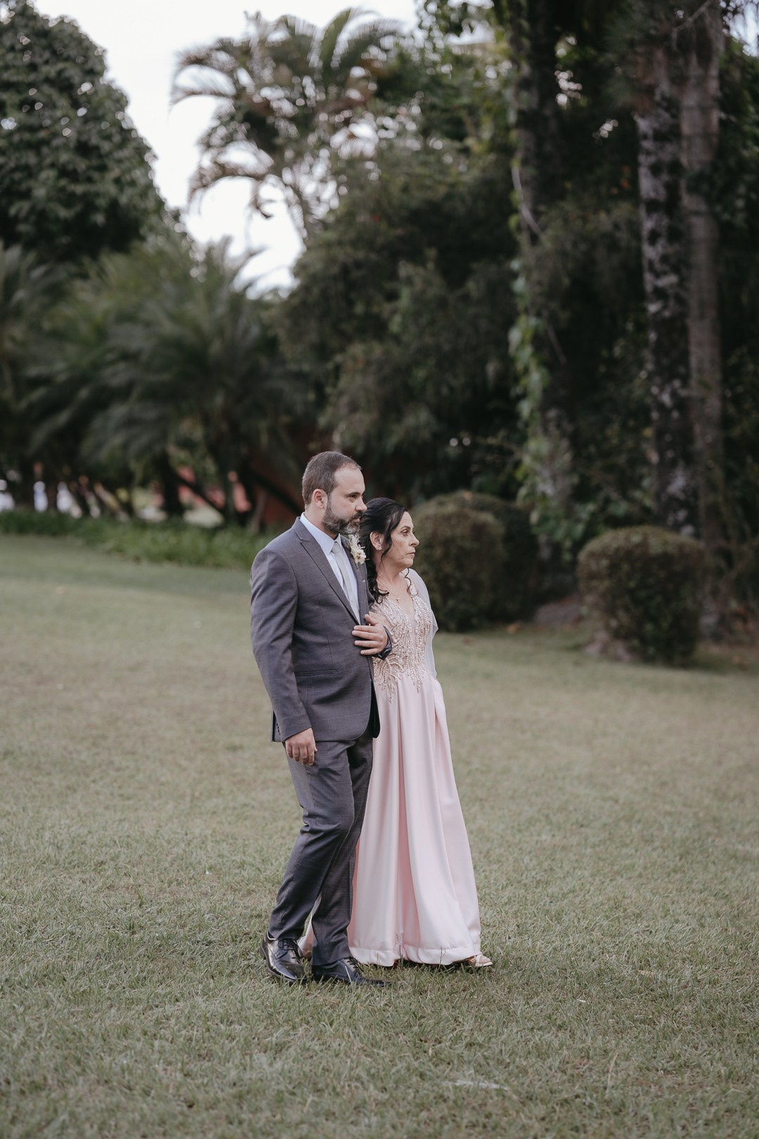 Casamento documental de Vivian e Paulo no Espaço Bodocó em Betim, marcado por um estilo boho folk elegante e natural. A Edu e Josi Fotografia registrou sentimentos reais e momentos espontâneos.