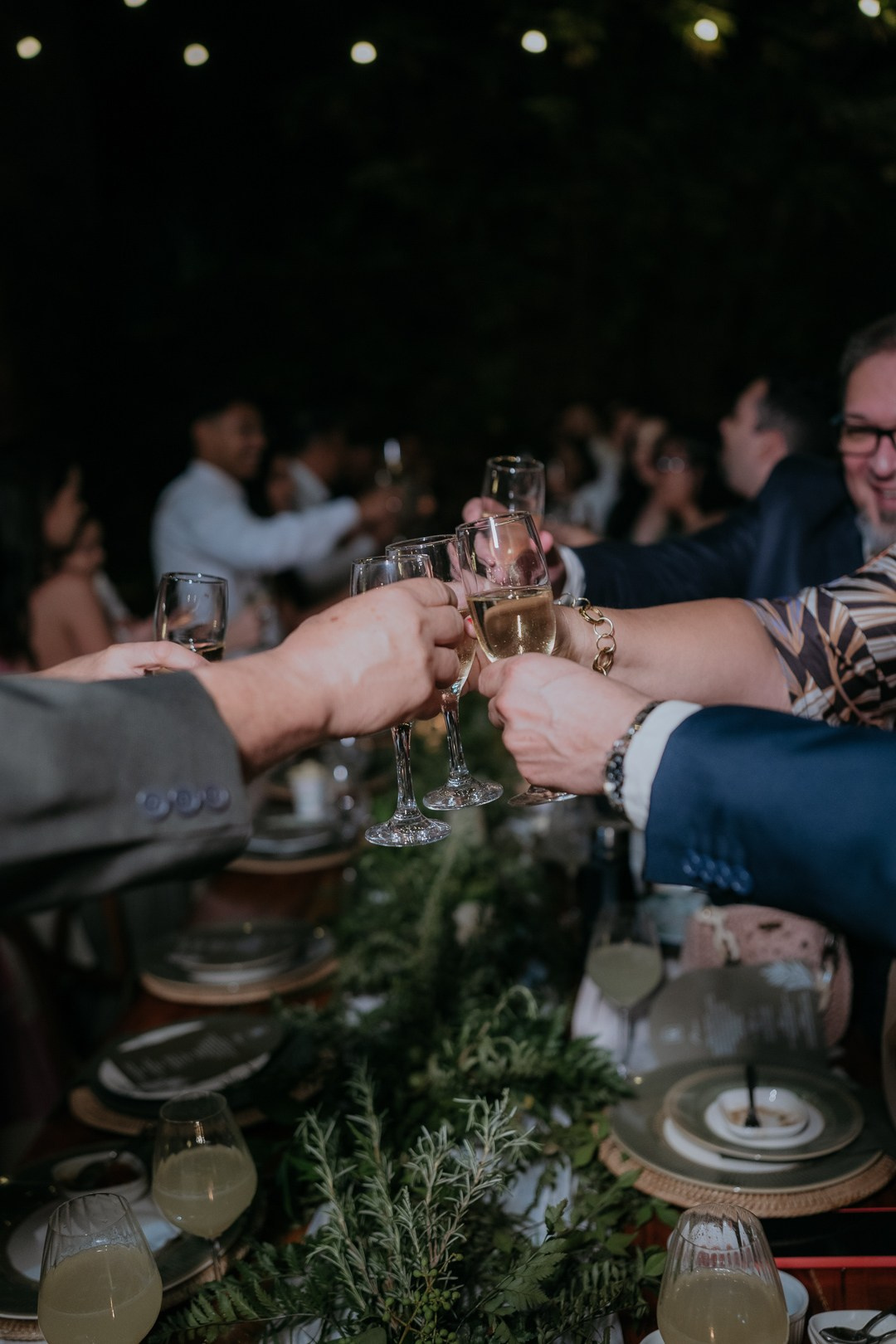 Casamento ao ar livre de Débora e André no Vila Rica Pampulha registrado pela Edu e Josi Fotografia com imagens emocionantes do final da tarde.