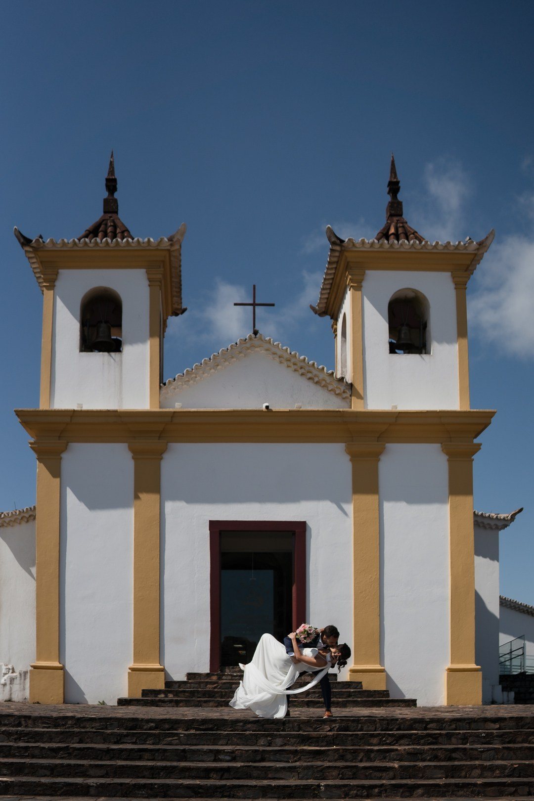 Edu e Josi Fotografia registraram o casamento intimista de Julianne e Helder no Santuário de Nossa Senhora da Piedade com um olhar documental e atemporal.