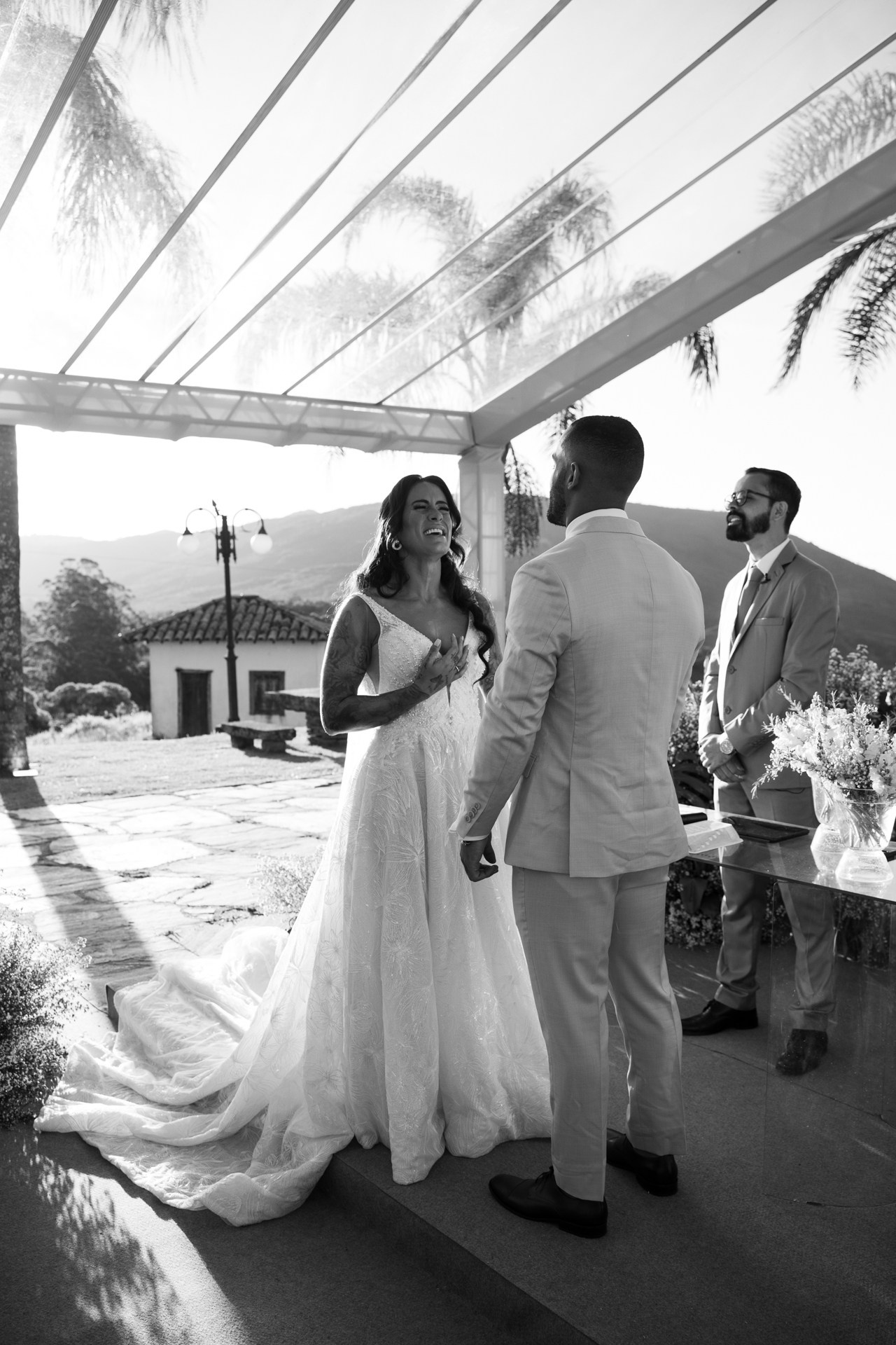 Andressa e Henrique celebraram o amor em um casamento documental no Vila Relicário em Ouro Preto MG registrado pela Edu e Josi Fotografia.