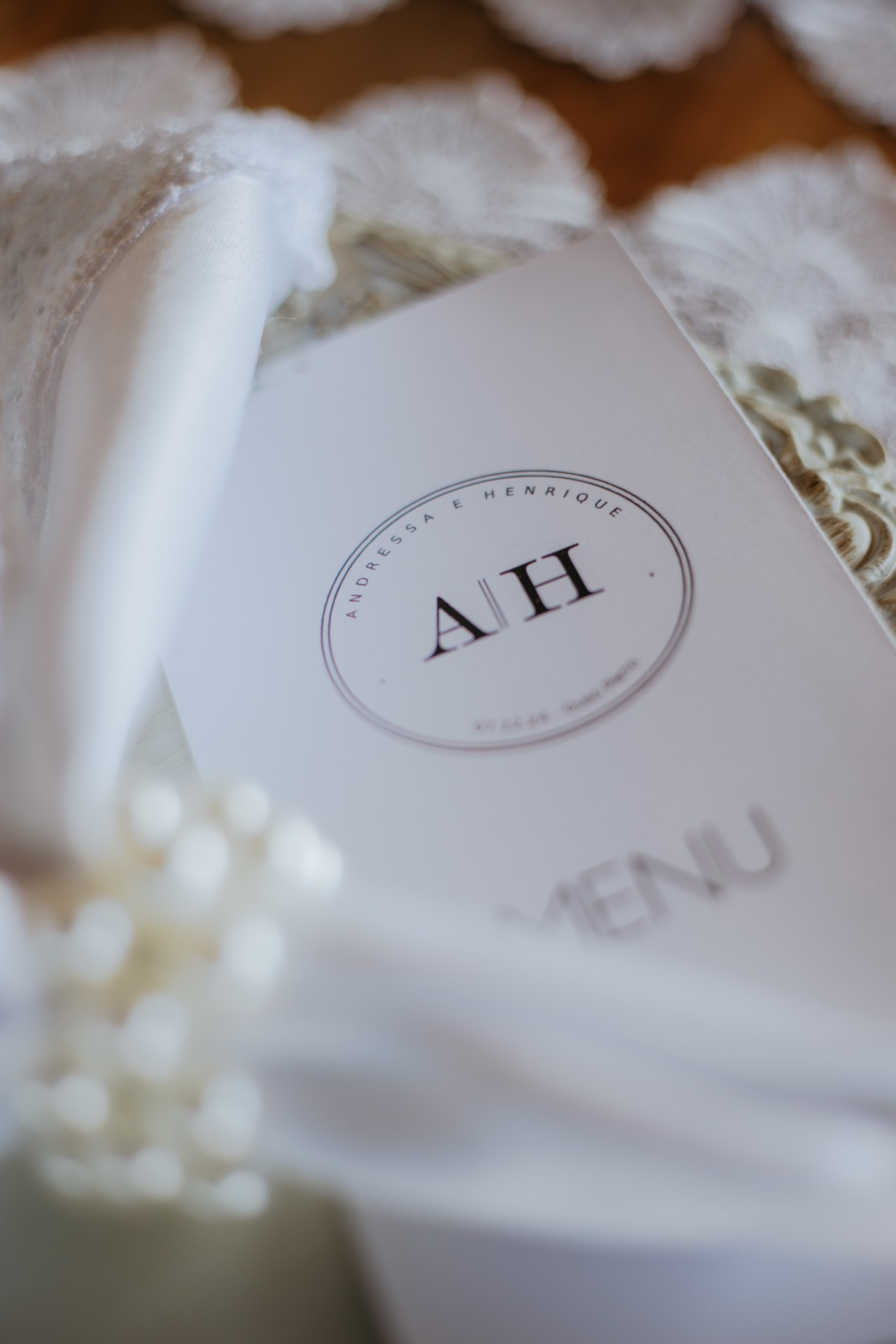 Casamento elegante no Vila Relicário em Ouro Preto MG com Andressa e Henrique e fotografia documental da Edu e Josi Fotografia.