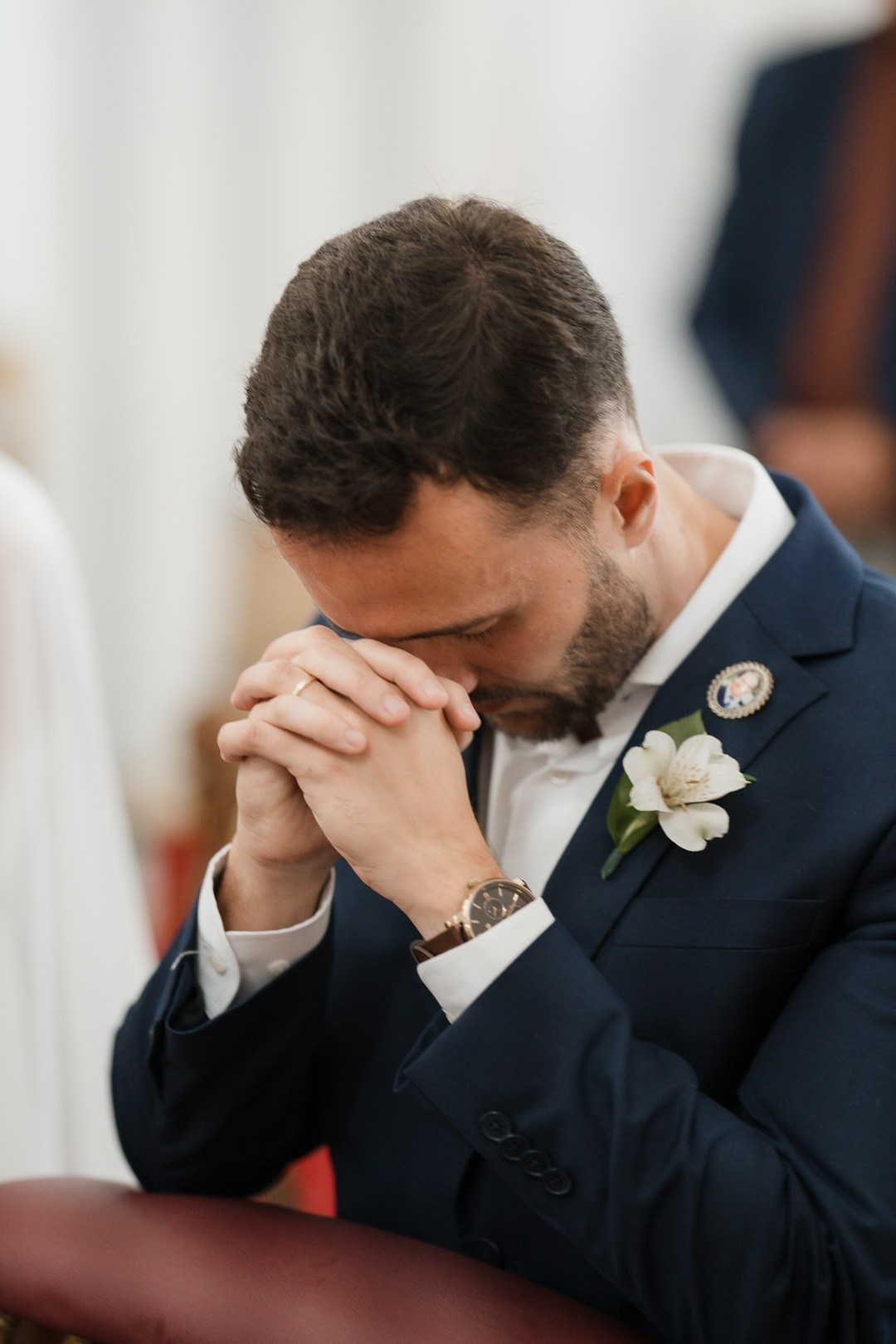 Casamento de Julianne e Helder na Serra da Piedade MG registrado pela Edu e Josi Fotografia com imagens leves, naturais e cheias de emoção na cerimônia religiosa.