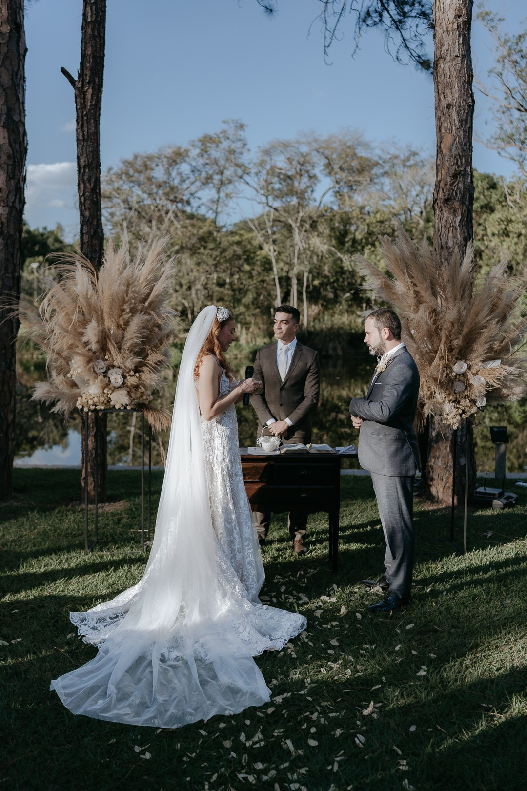 Casamento boho folk de Vivian e Paulo no Espaço Bodocó em Betim com atmosfera acolhedora, cerimônia emocionante e festa intensa. A Edu e Josi Fotografia registrou tudo com olhar documental e humano.