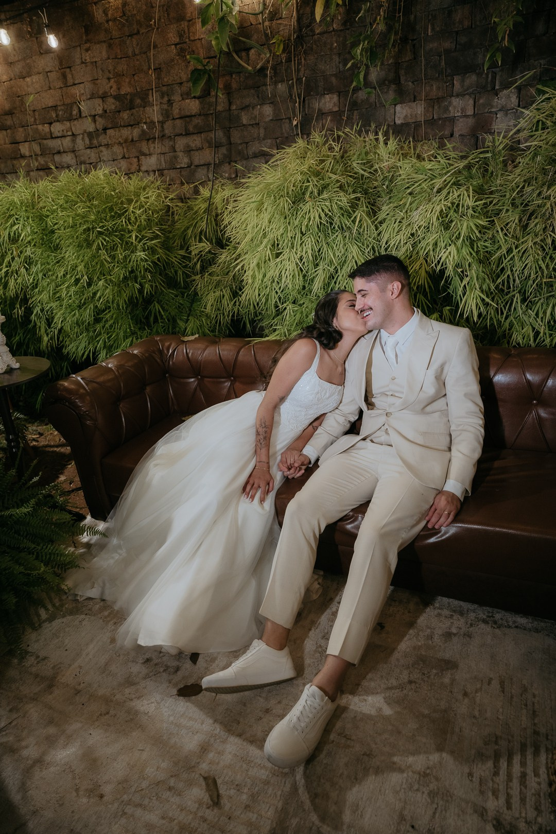 Fotografia documental da recepção de Débora e André no Vila Rica Pampulha em Belo Horizonte com pista lotada, dança dos noivos e momentos espontâneos registrados pela Edu e Josi Fotografia.
