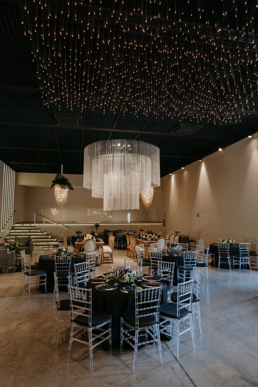 Fotografia de casamento documental no Liac Pampulha, em Belo Horizonte. Cecília e João em um casamento elegante, verdadeiro e cheio de momentos reais registrados de forma natural.