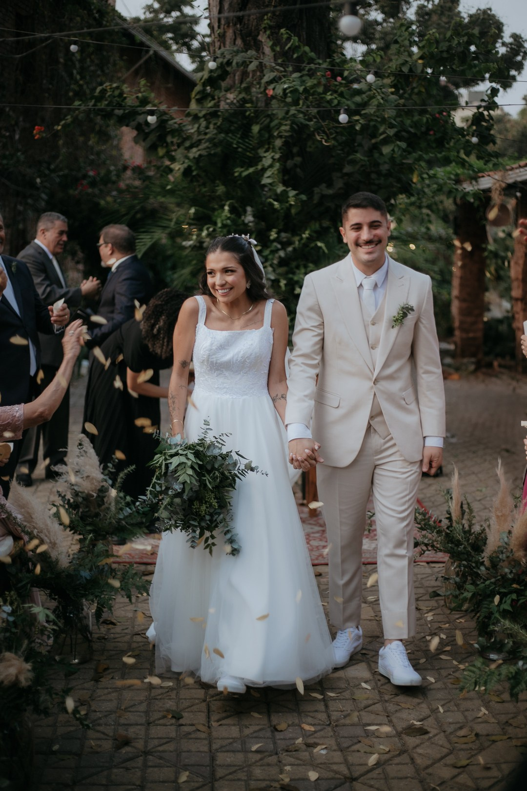 Débora e André viveram um casamento documental inesquecível no Vila Rica Pampulha registrado pela Edu e Josi Fotografia ao final de tarde.