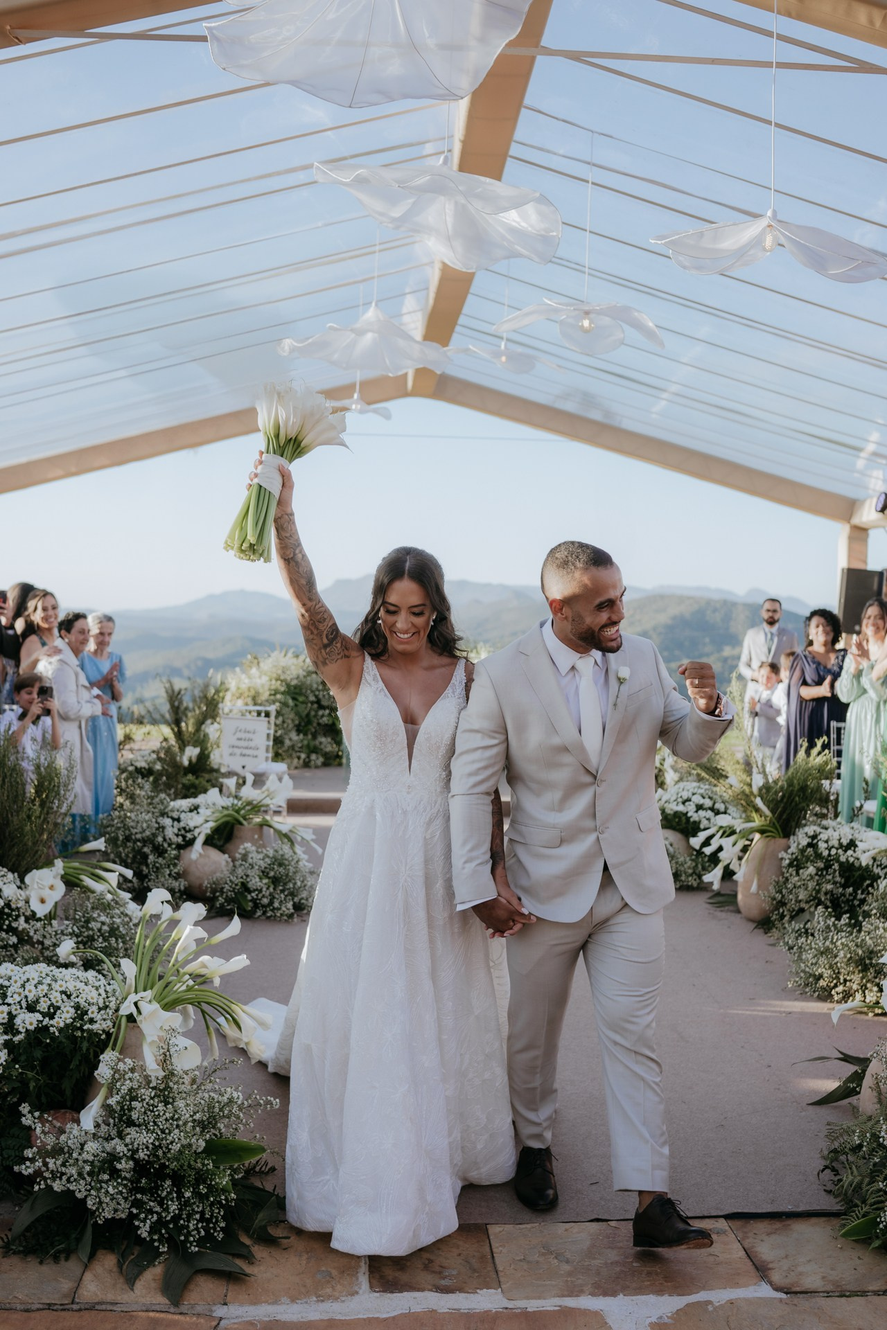 Casamento elegante de Andressa e Henrique no Vila Relicário em Ouro Preto registrado pela Edu e Josi Fotografia com imagens naturais do final de tarde em Minas Gerais.