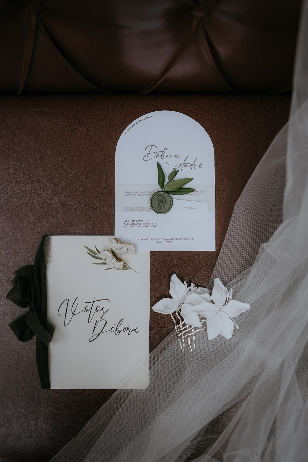 Fotografia documental de casamento de Débora e André no Vila Rica Pampulha MG realizada pela Edu e Josi Fotografia com luz dourada do entardecer e emoções reais.