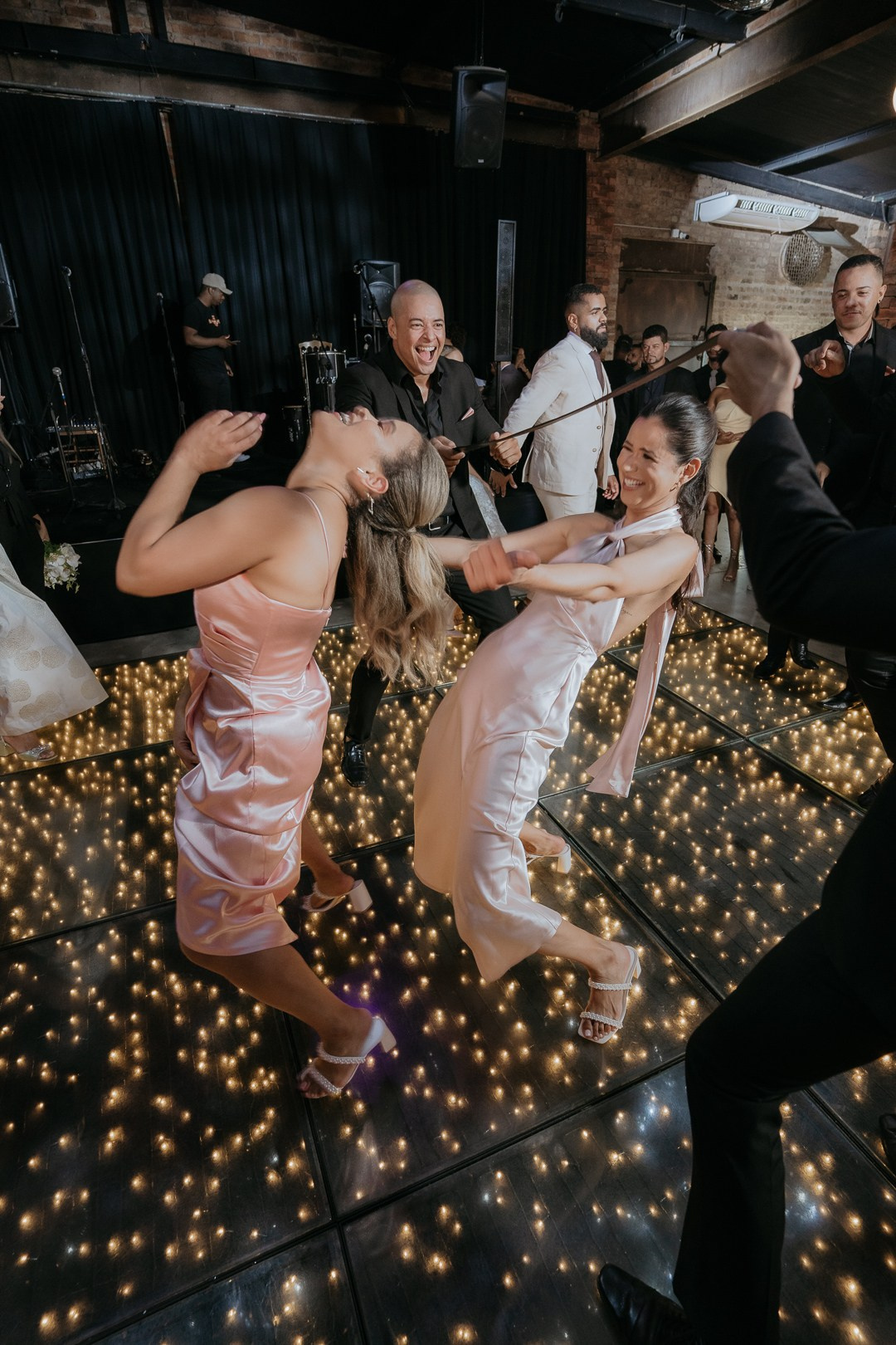 Inga e Jack celebraram o amor em uma festa animada no Olaria Eventos em Betim MG com música, alegria e momentos inesquecíveis registrados pela Edu e Josi Fotografia.