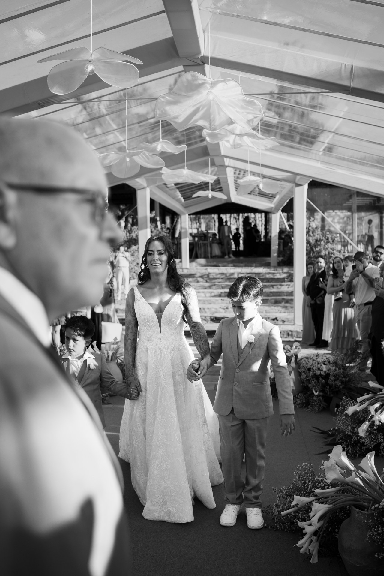 Andressa e Henrique viveram um casamento emocionante em Ouro Preto no Vila Relicário registrado pela Edu e Josi Fotografia com pôr do sol incrível.