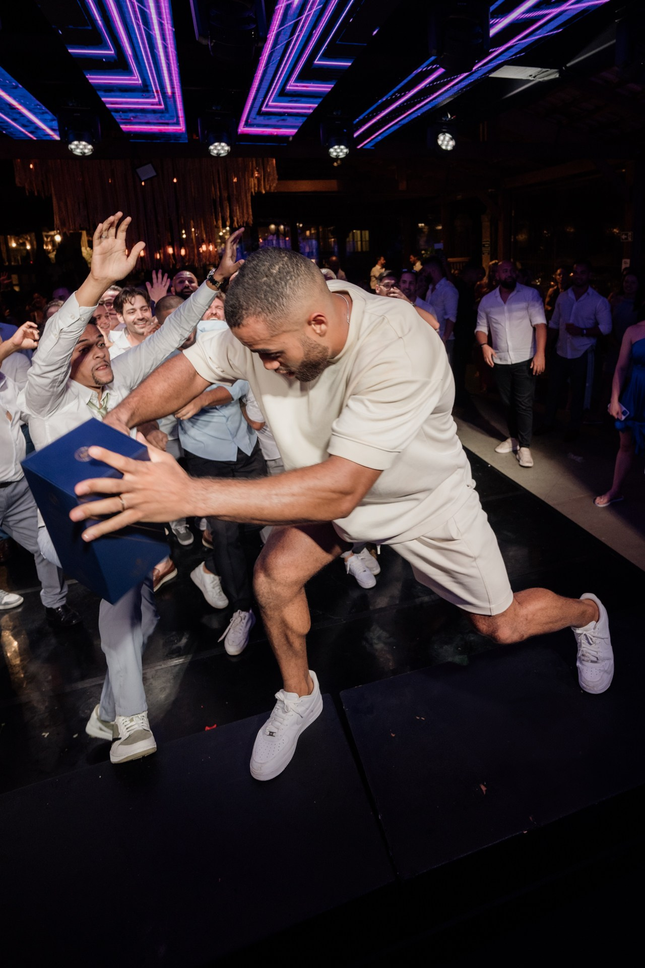 Fotografia da dança dos noivos de Andressa e Henrique no Vila Relicário em Ouro Preto com emoção real registrada pela Edu e Josi Fotografia.