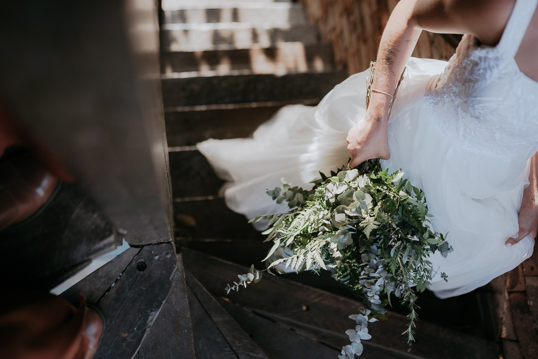 Fotografia espontânea de casamento no Vila Rica Pampulha com Débora e André registrada pela Edu e Josi Fotografia durante o pôr do sol.