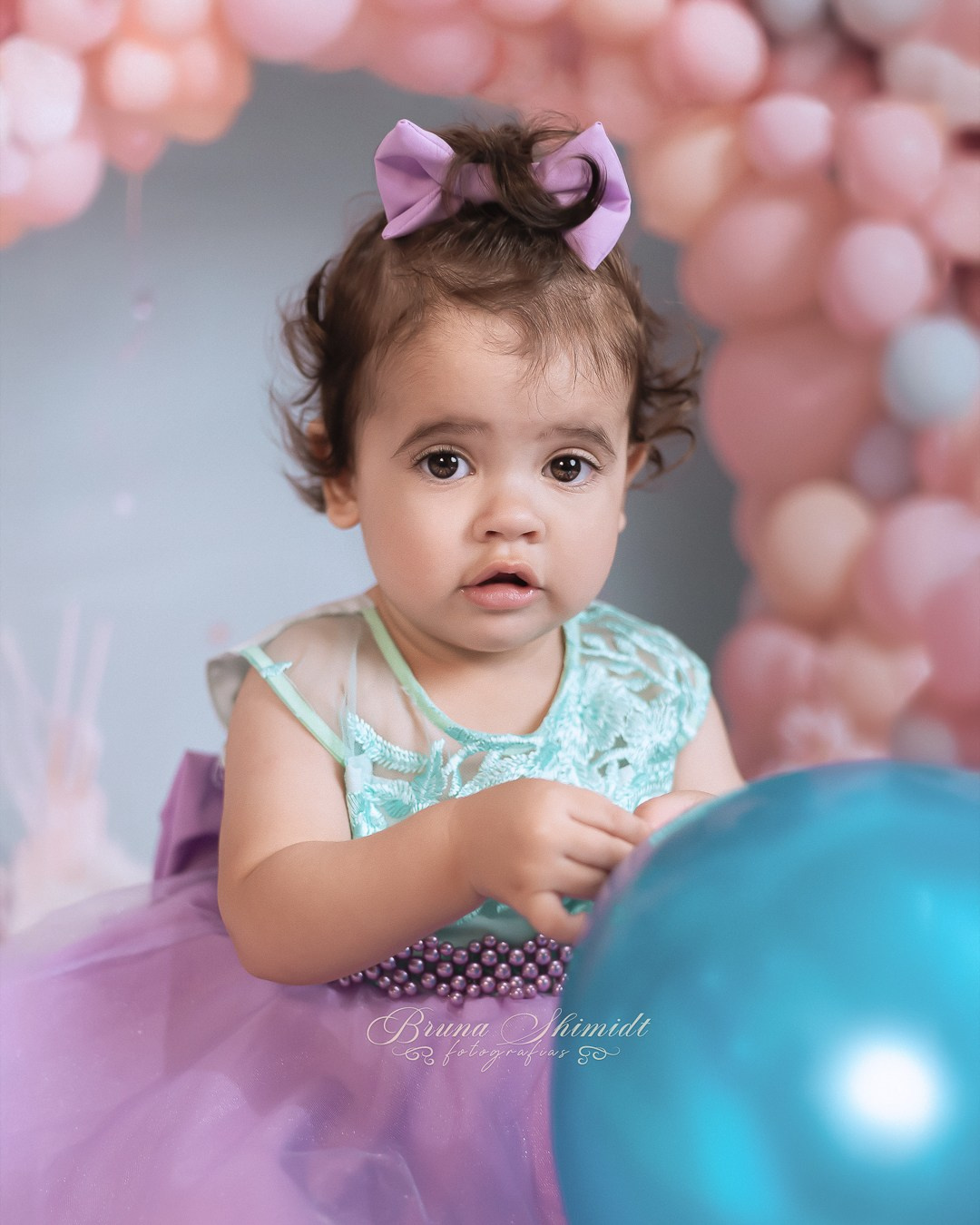 Fotógrafa infantil em São Paulo especializada em ensaios em estúdio. Um momento divertido para a criança e fotografias cheias de expressão para a família guardar para sempre.