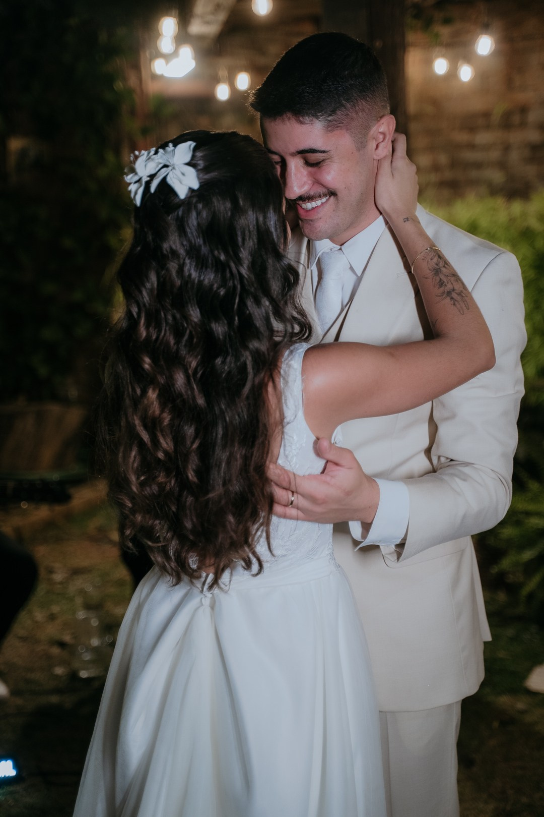 Débora e André viveram uma recepção inesquecível no Vila Rica Pampulha em Belo Horizonte MG com pista de dança animada, muita emoção e registros documentais feitos pela Edu e Josi Fotografia. Uma festa elegante, espontânea e cheia de celebração até o fim da noite.
