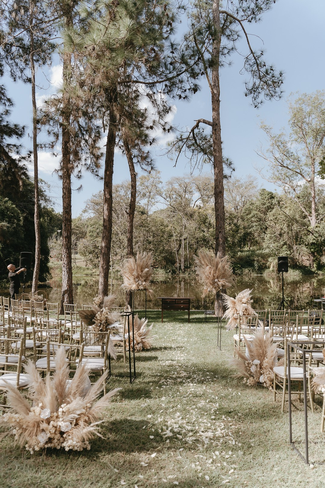 Casamento documental de Vivian e Paulo no Espaço Bodocó em Betim com atmosfera boho e folk, luz natural, emoção verdadeira e momentos espontâneos. A Edu e Josi Fotografia contou essa história de forma leve, autêntica e emocionante.