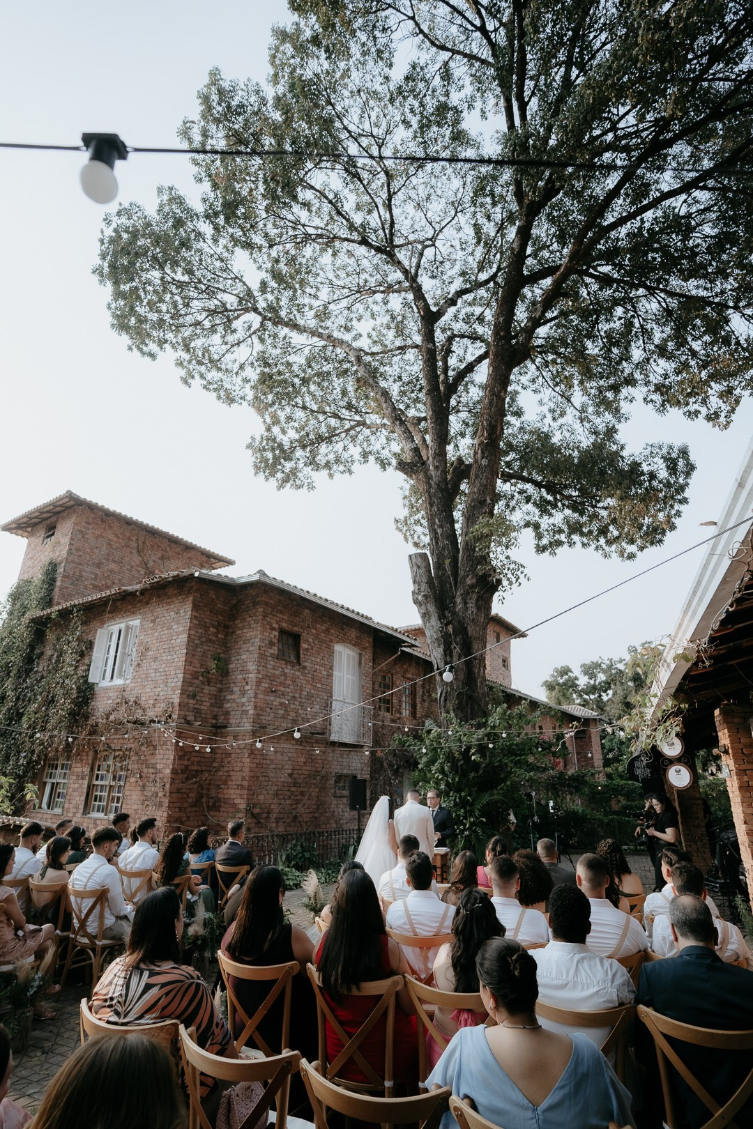 Débora e André celebraram um casamento inesquecível em Belo Horizonte MG no Vila Rica Pampulha com registros documentais ao pôr do sol.