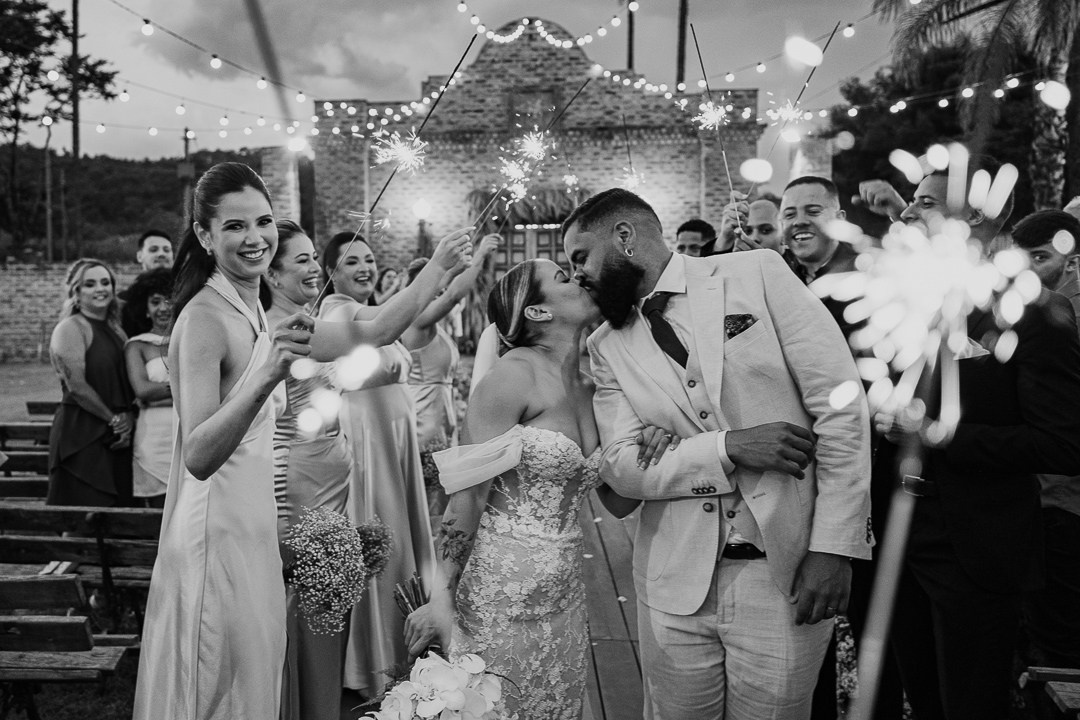Inga e Jack tiveram um casamento emocionante no Olaria Eventos em Betim registrado pela Edu e Josi Fotografia com imagens leves e espontâneas.