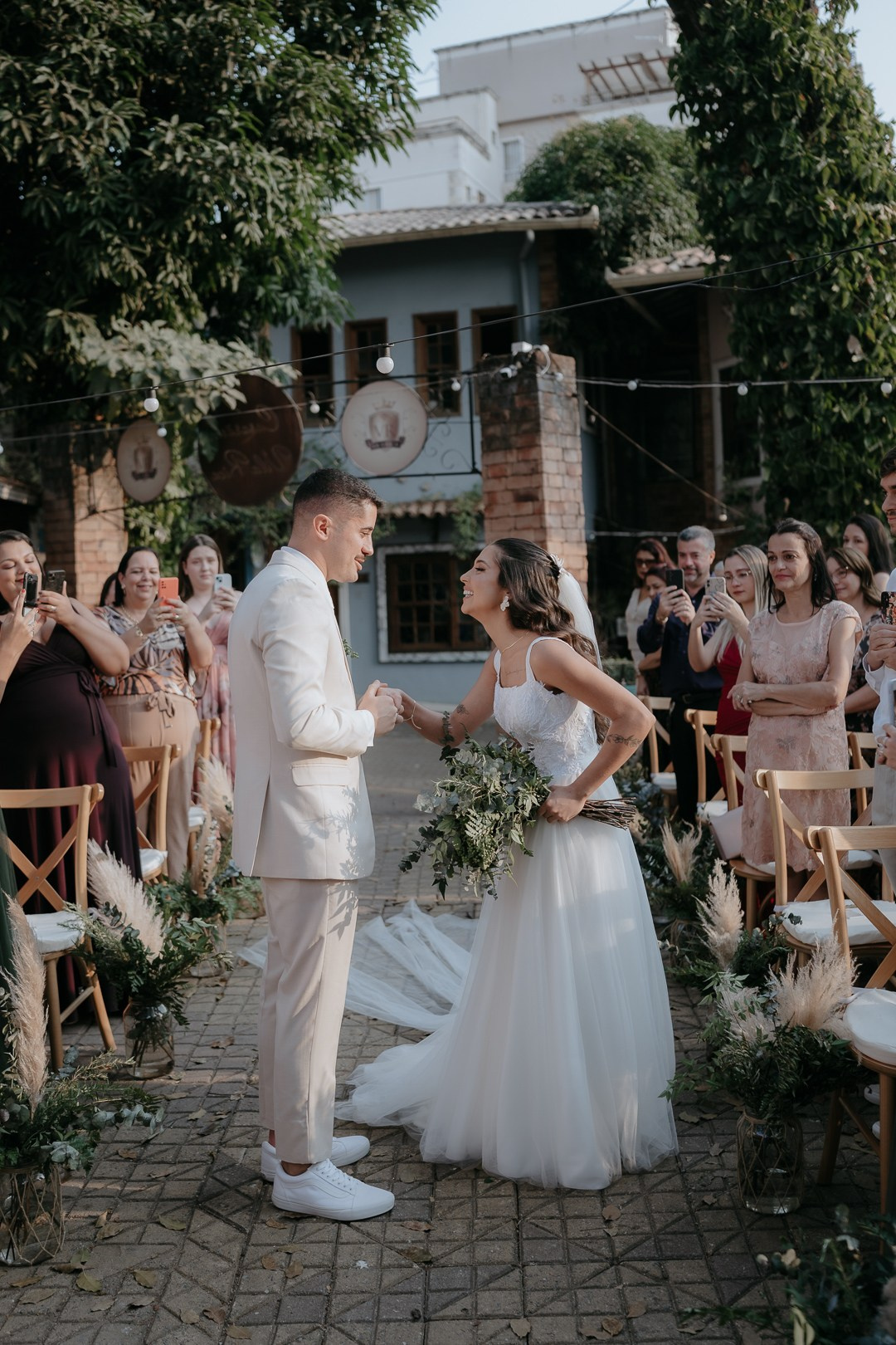 Débora e André tiveram um casamento sofisticado no Vila Rica Pampulha registrado pela Edu e Josi Fotografia com imagens naturais do pôr do sol.