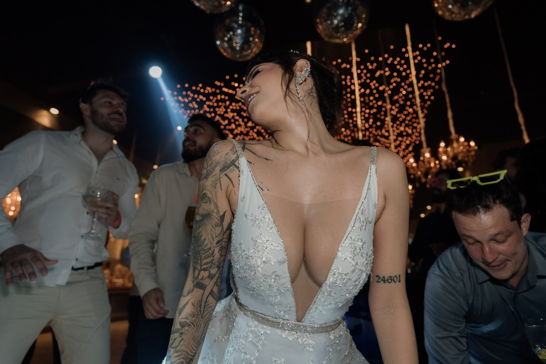 Casamento documental de Cecília e João no Liac Pampulha, em Belo Horizonte, com fotografias espontâneas, elegantes e cheias de emoção. Um registro natural e atemporal valorizando cada momento vivido pelo casal ao lado da família e amigos.