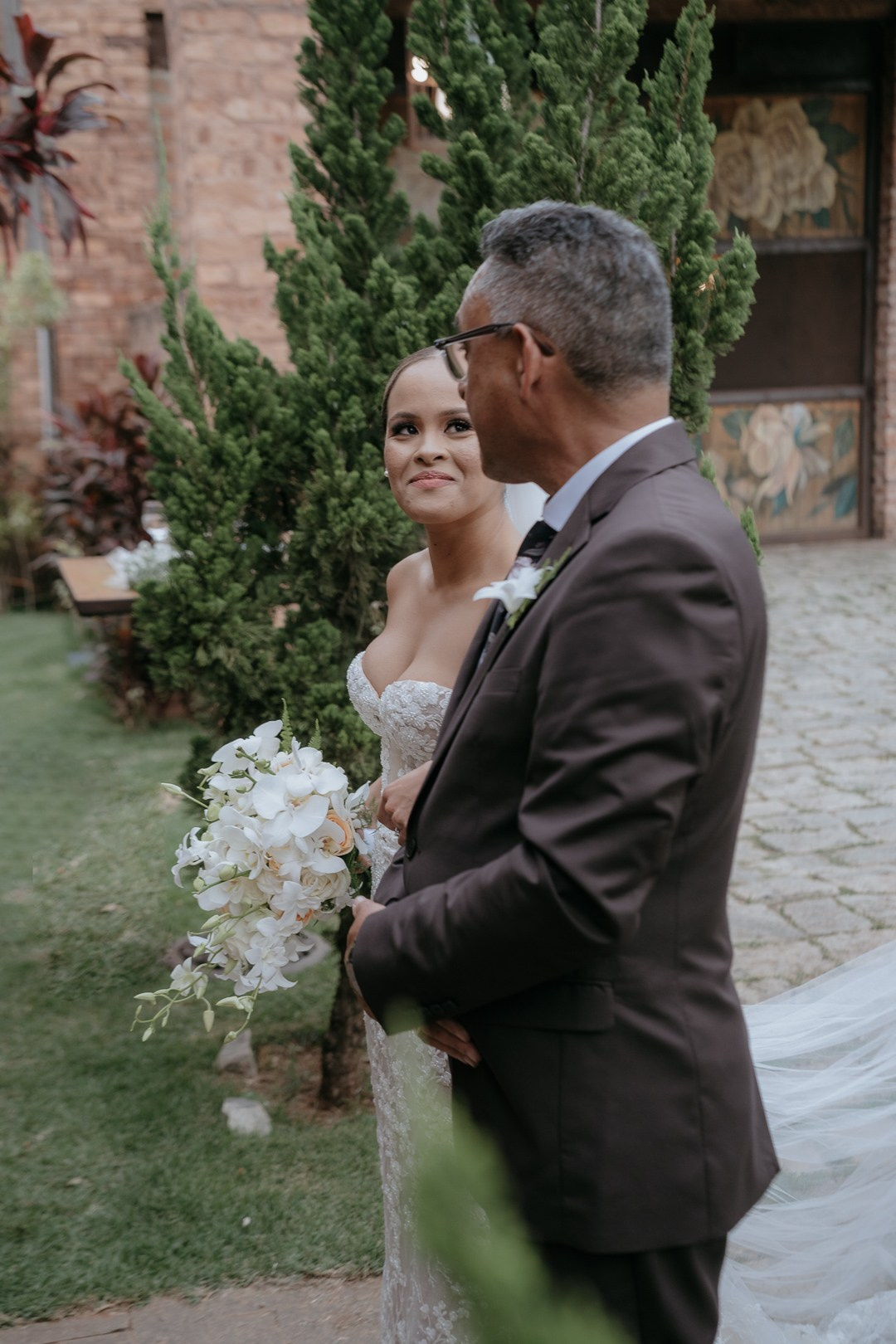 Casamento sofisticado de Inga e Jack no Olaria Eventos em Betim com cobertura da Edu e Josi Fotografia e registros emocionantes do casal.