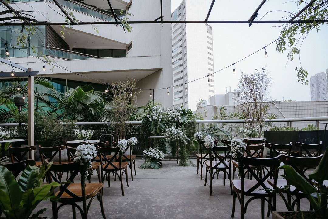 Julia e Leo celebraram o amor em um casamento intimista no Mocca Coffee & Meals, no Vila da Serra. A Edu e Josi Fotografia fotografou abraços, emoções e momentos espontâneos através da fotografia documental.