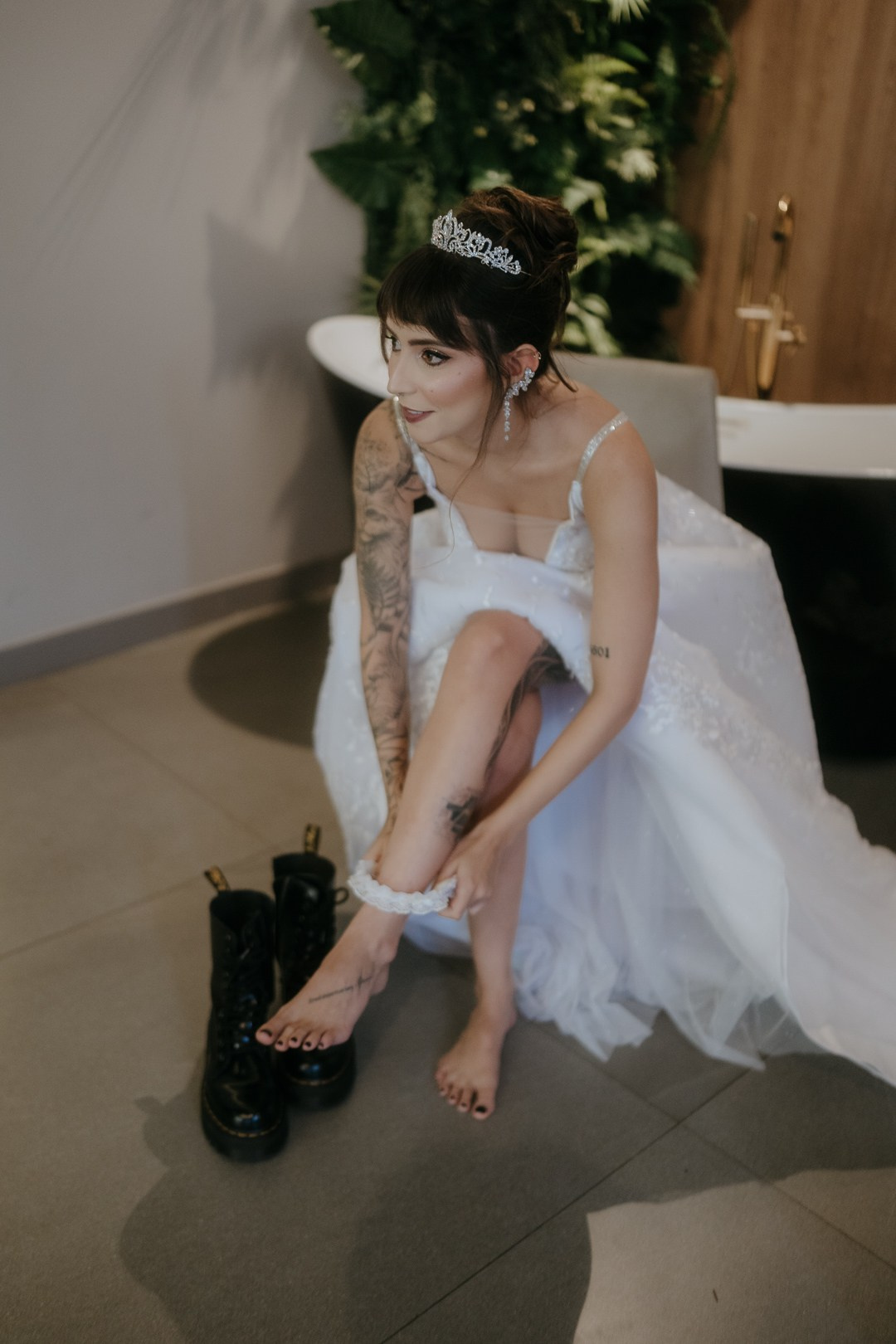 Casamento documental de Cecília e João no Liac Pampulha, em Belo Horizonte, com imagens espontâneas, sofisticadas e cheias de sentimento.