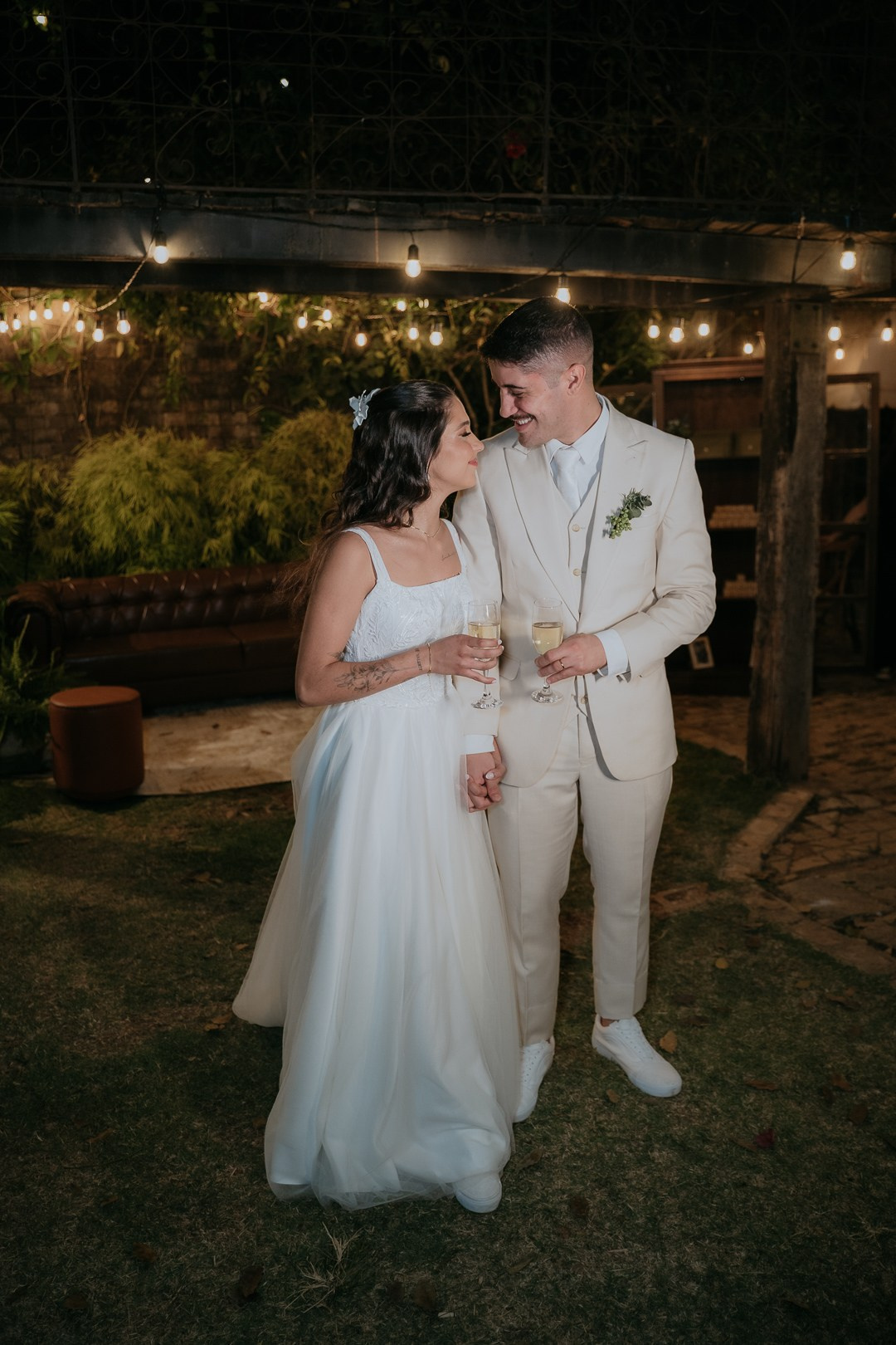 Débora e André viveram um casamento sofisticado no Vila Rica Pampulha MG com luz dourada do entardecer e fotografia documental natural.
