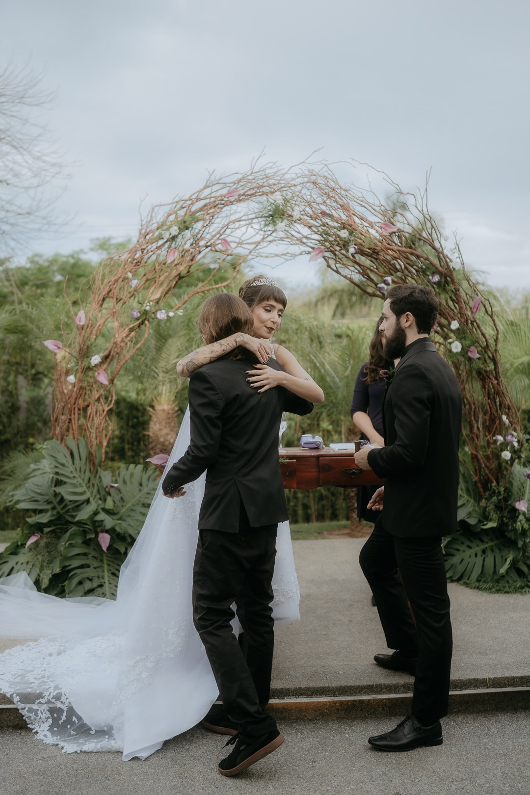 Casamento documental de Cecília e João no Liac Pampulha, em Belo Horizonte, registrado com fotografias naturais, elegantes e cheias de emoção. Um dia leve e verdadeiro marcado por momentos espontâneos, conexão real e uma estética atemporal.
