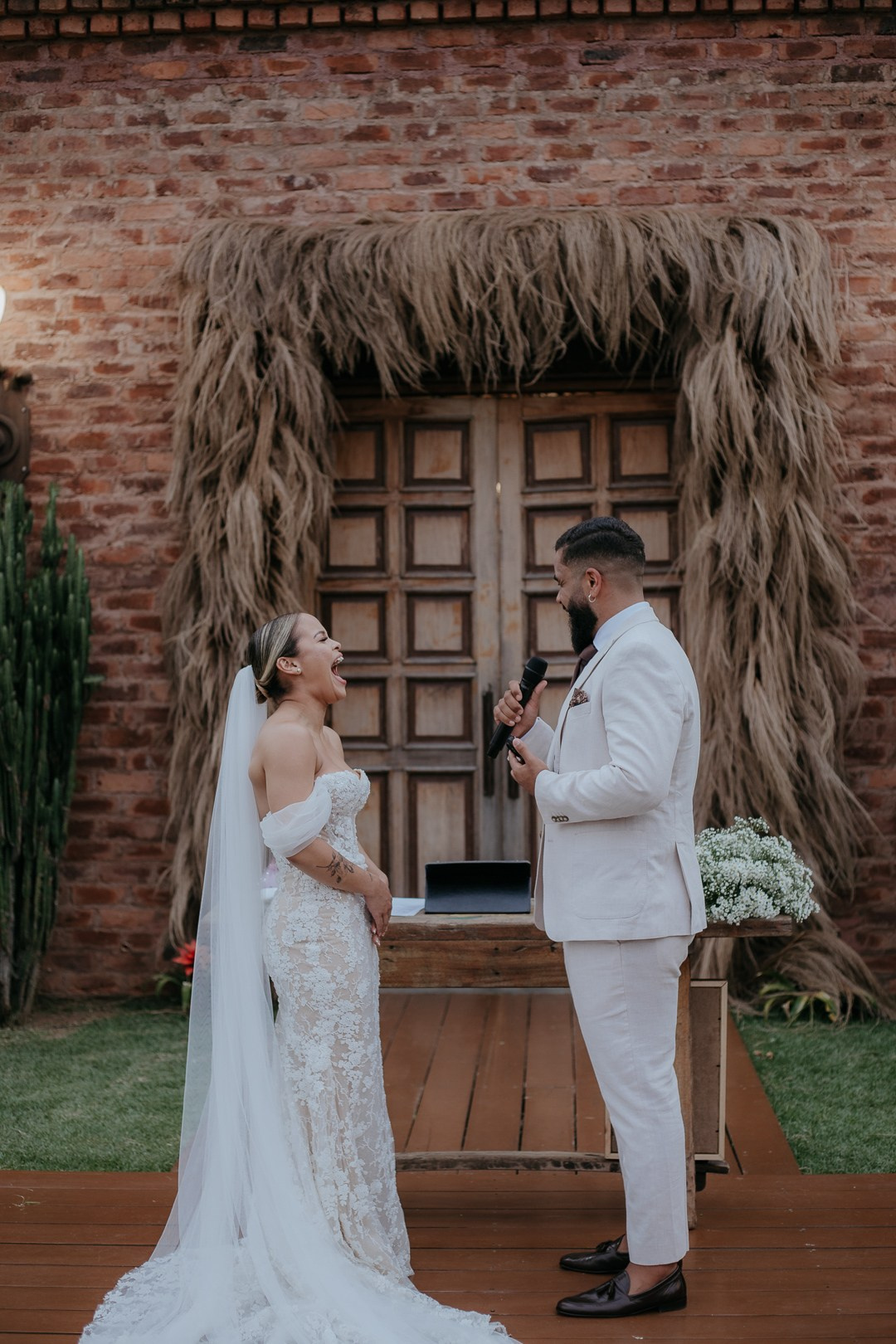 Fotografia documental de casamento no Olaria Eventos em Betim MG com Inga e Jack realizada pela Edu e Josi Fotografia em um cenário sofisticado e acolhedor.