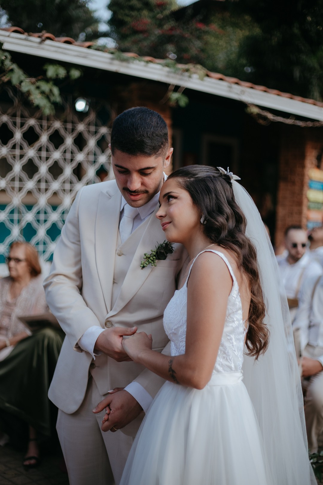 Casamento sofisticado de Débora e André em Belo Horizonte MG registrado pela Edu e Josi Fotografia com imagens espontâneas e luz dourada.