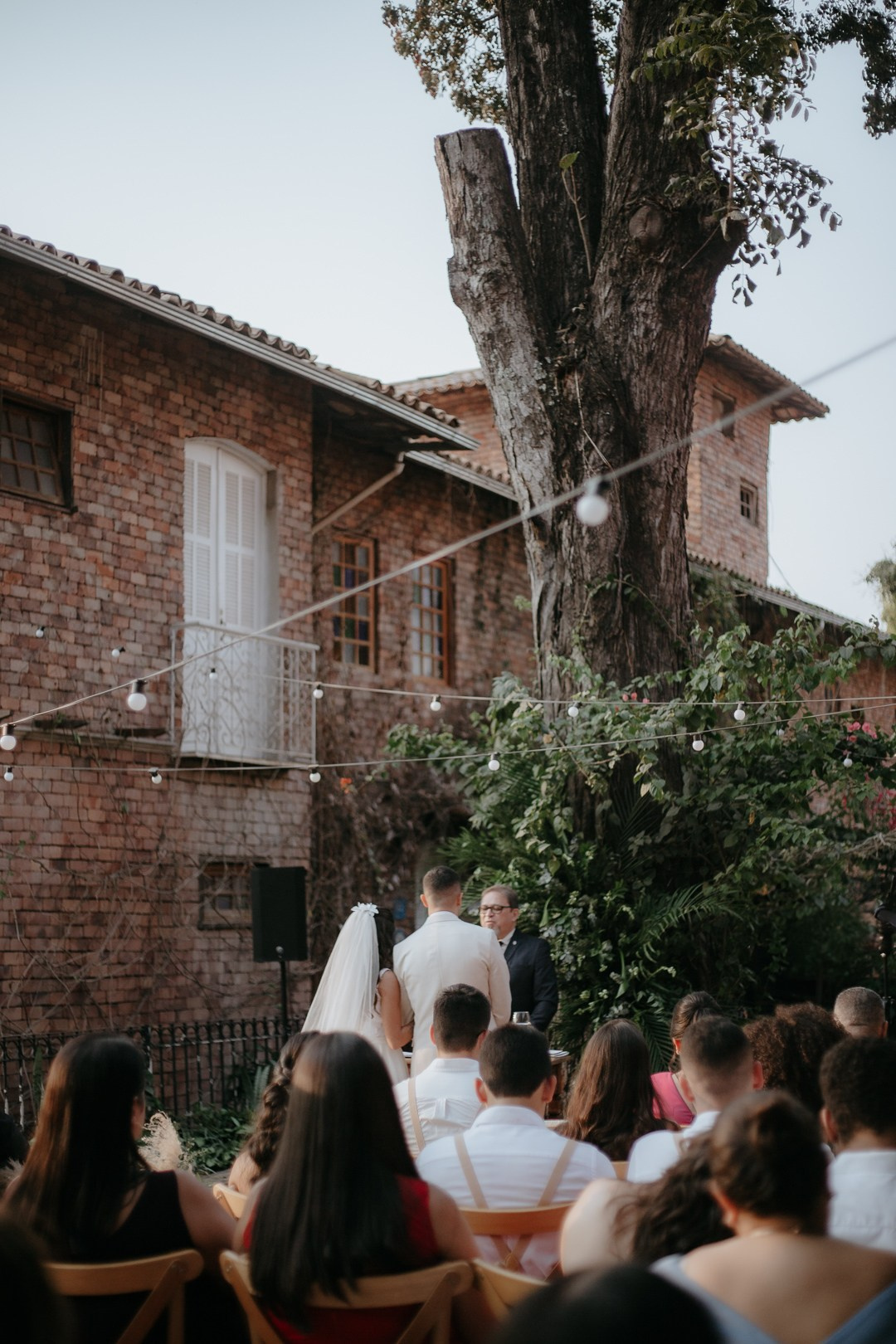 Fotografia espontânea de casamento no Vila Rica Pampulha com Débora e André em Minas Gerais realizada pela Edu e Josi Fotografia.