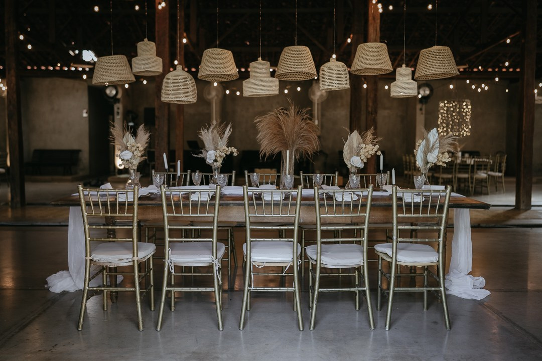 Vivian e Paulo escolheram o Espaço Bodocó para um casamento boho folk autêntico em Betim. A Edu e Josi Fotografia fotografou cada instante de forma documental, natural e emocionante, valorizando conexões reais e espontâneas.