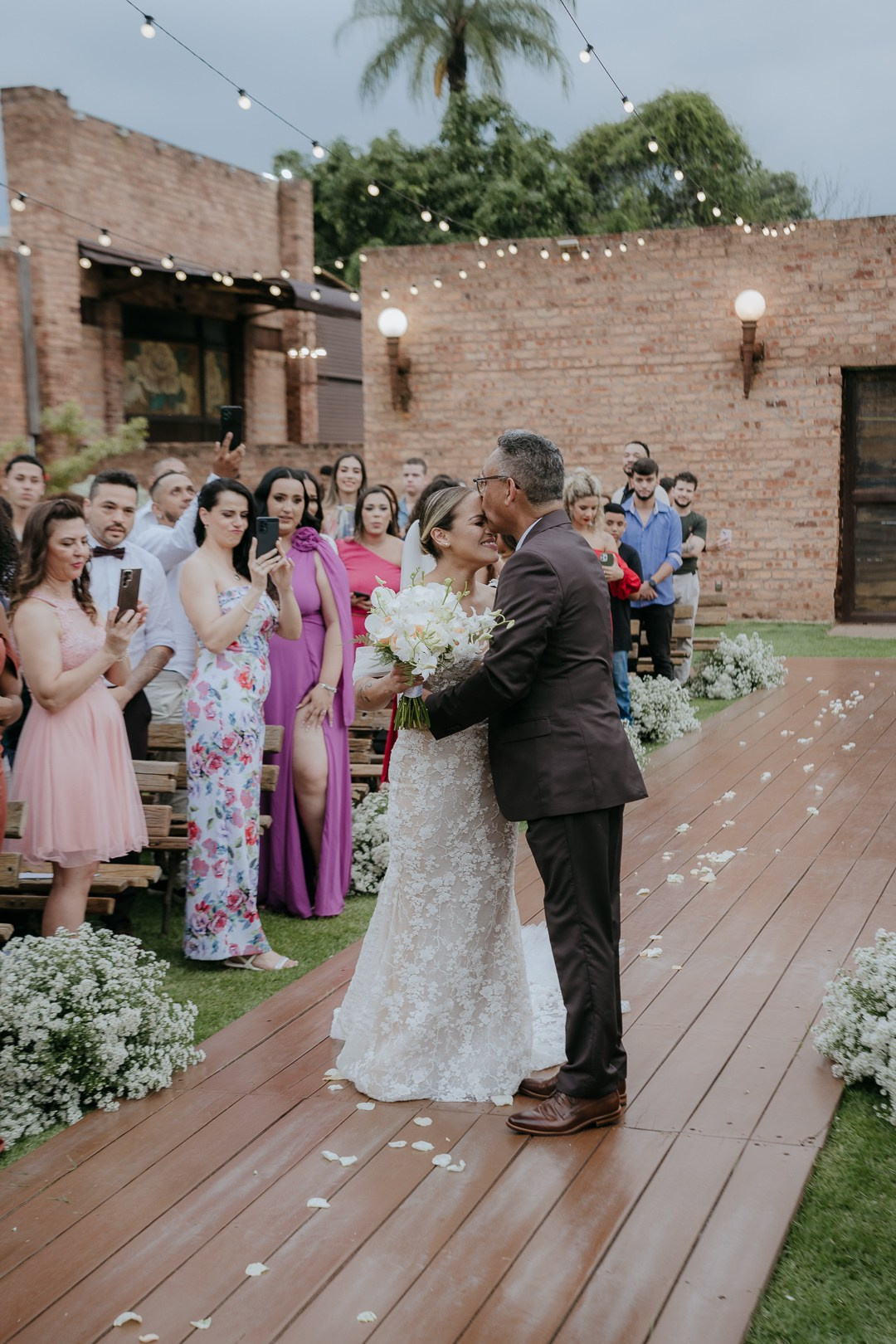 Casamento documental de Inga e Jack no Olaria Eventos em Betim MG com registros leves e emocionantes feitos pela Edu e Josi Fotografia.