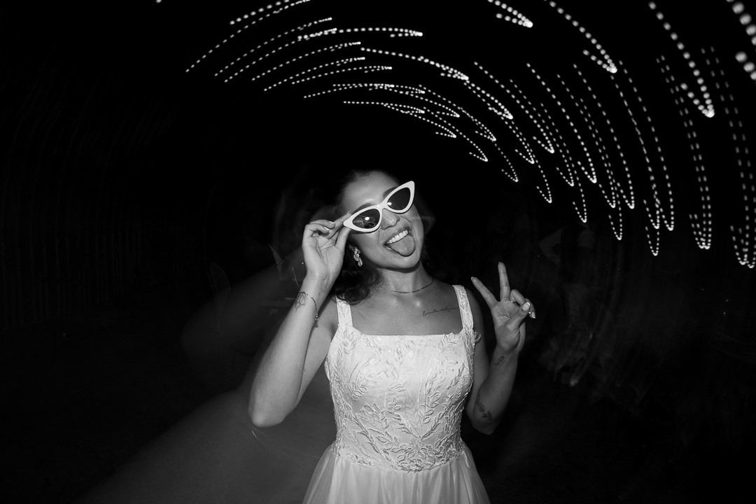 Casamento documental de Débora e André em Belo Horizonte com recepção sofisticada no Vila Rica Pampulha e convidados celebrando intensamente.