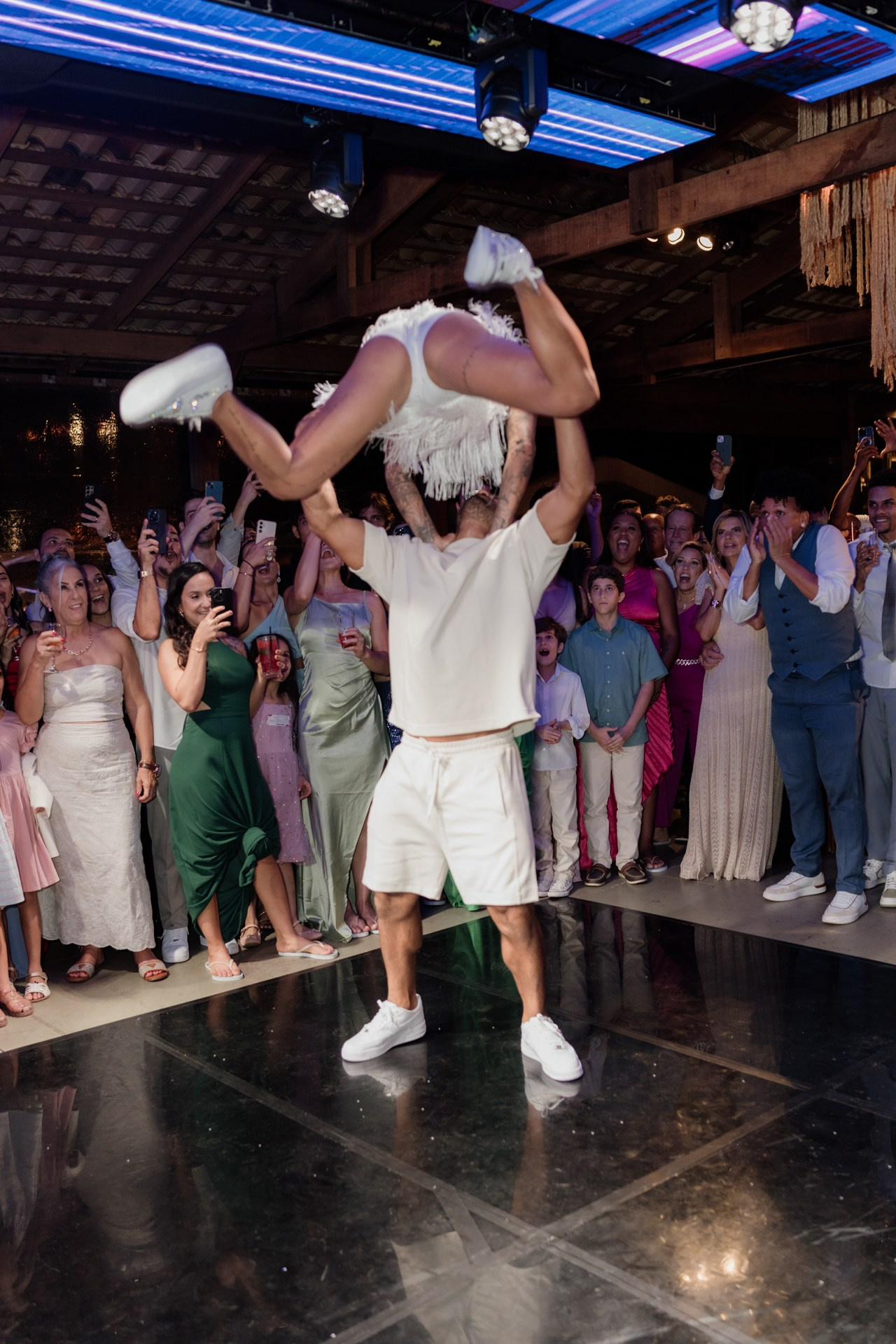 Fotografia da dança dos noivos de Andressa e Henrique no Vila Relicário em Ouro Preto com emoção real registrada pela Edu e Josi Fotografia.