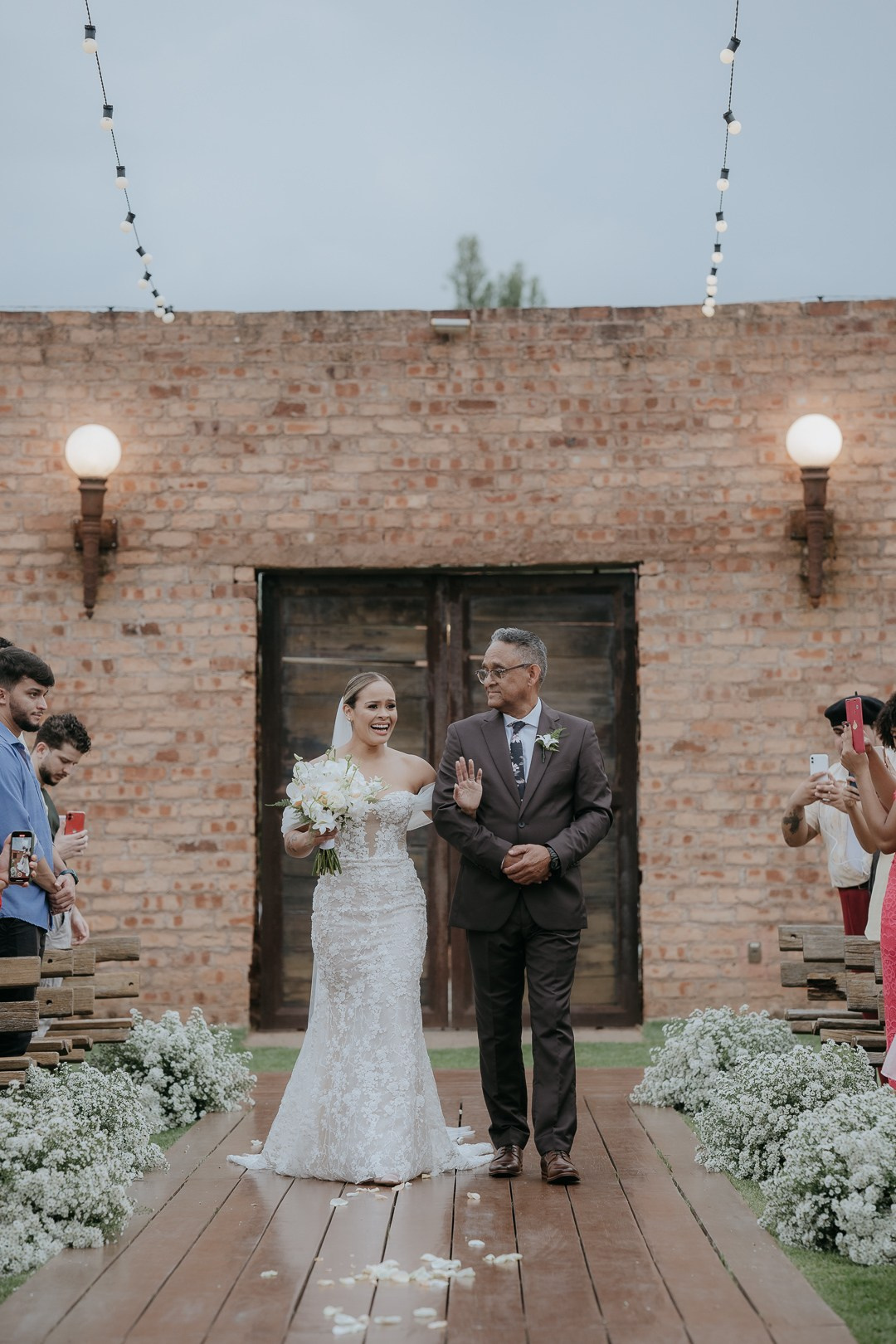 Inga e Jack viveram um casamento romântico no Olaria Eventos em Betim com imagens espontâneas feitas pela Edu e Josi Fotografia.
