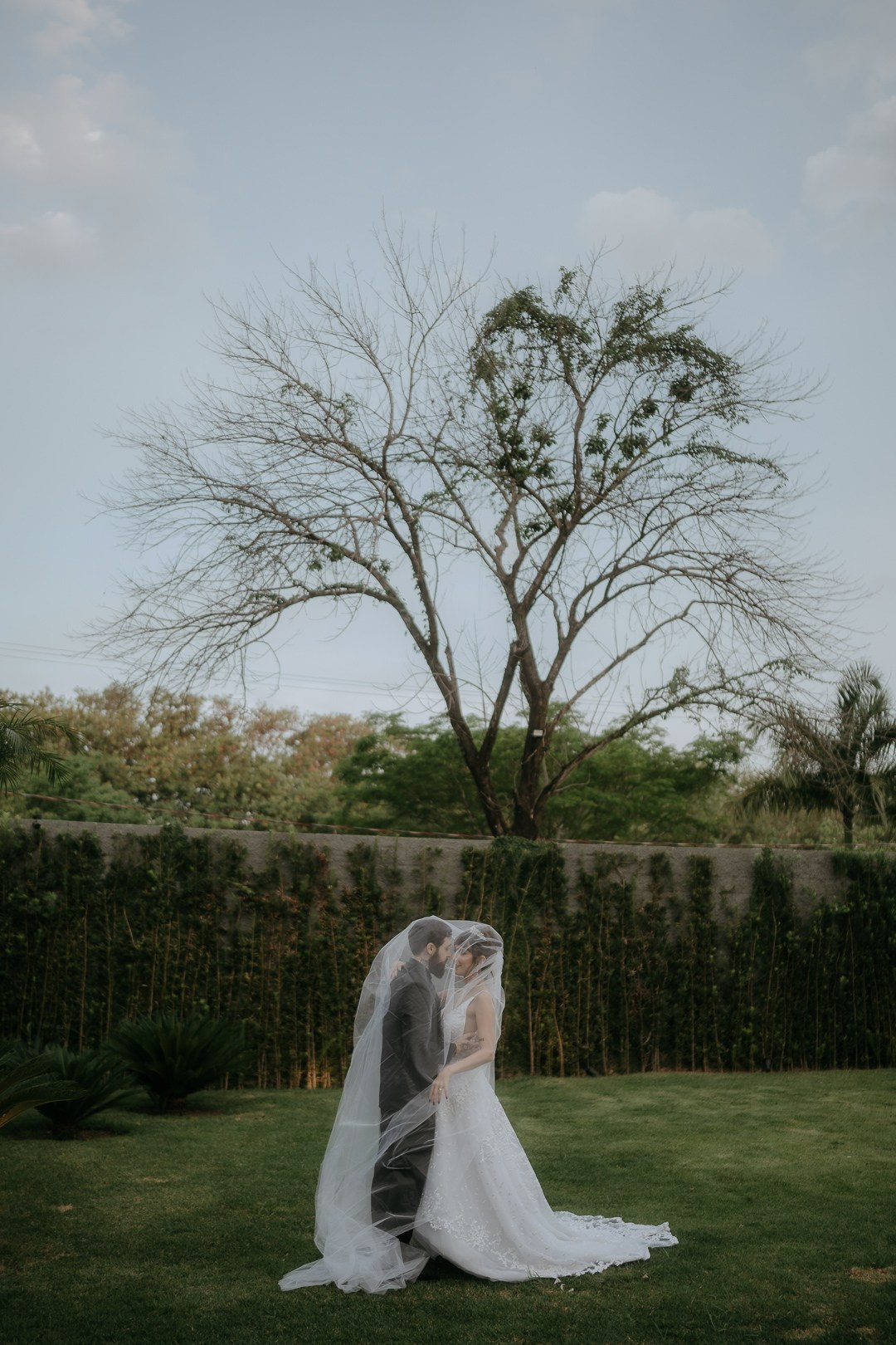 Cecília e João no Liac Pampulha BH em um casamento registrado de forma documental, com fotografias sofisticadas, leves e cheias de conexão e emoção verdadeira.